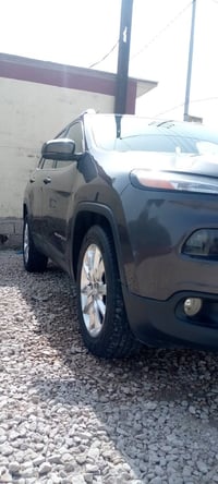 سيارة جيب شيروكي للبيع  بيها ضربه بالباب الوره من جهة السائق موديل 201...