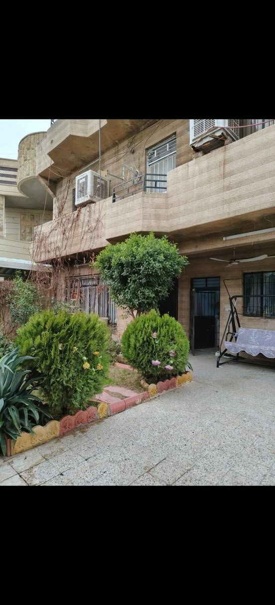 #عروض_مكتب_الإطار_الذهبي
دار للبيع حي الاعلام 
مساحه 254متر واجهه10
طابقين الدار بيع بحساب ارض
نضيف اذا للسكن
للاستفسار زياره المكتب حي النور قرب ملعب الكلاسيكو
او الاتصال على الارقام التالية 
متوفر واتساب 
***********
***********
