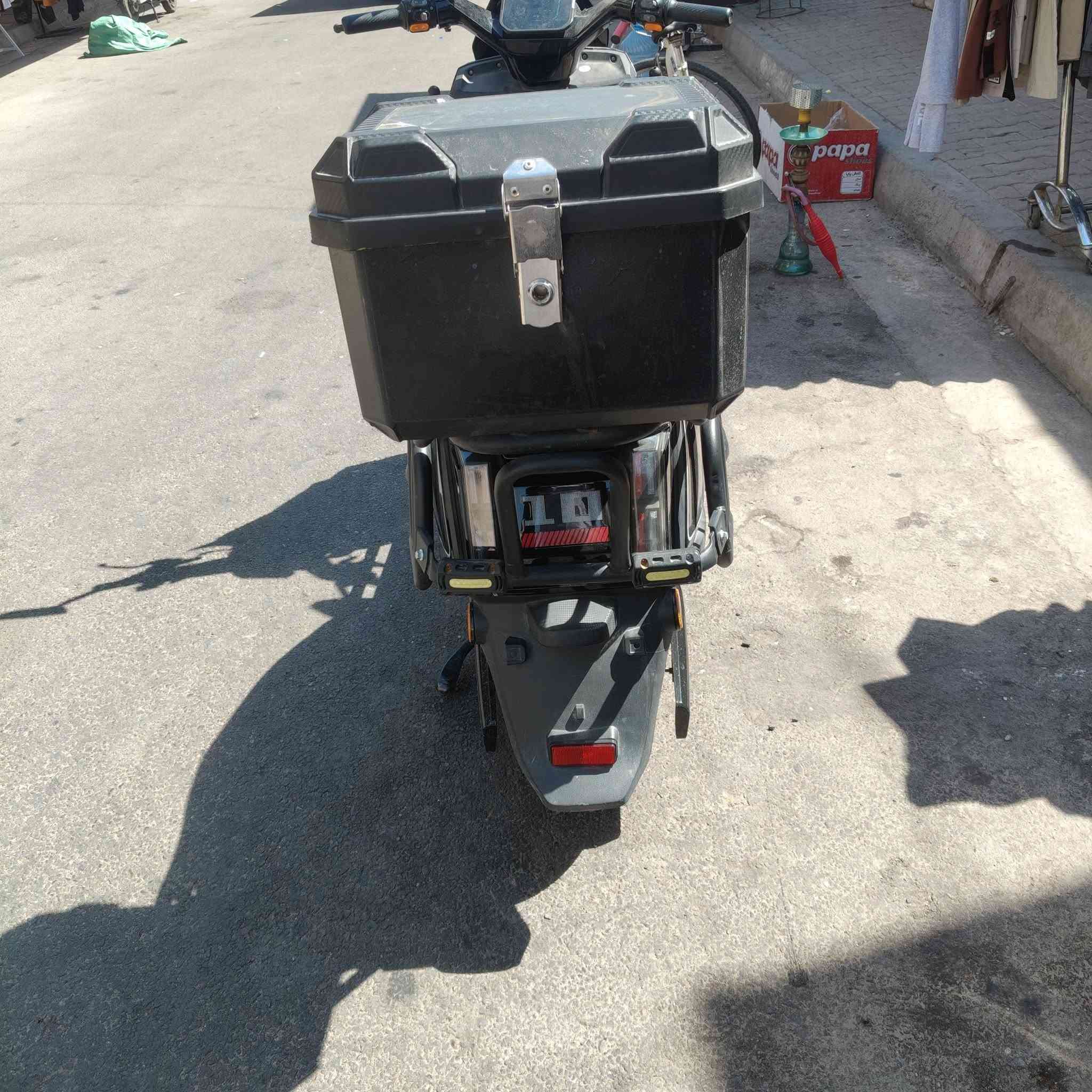دراجه صاعقه الملف 2000 
بطاريات 6 نوع مسطره بعدهن جديدات
بصمتين ودبل سويج
بك خلفي
السعر 900الف وبيها مجال بسيط
***********
عنوان بغداد كرخ
