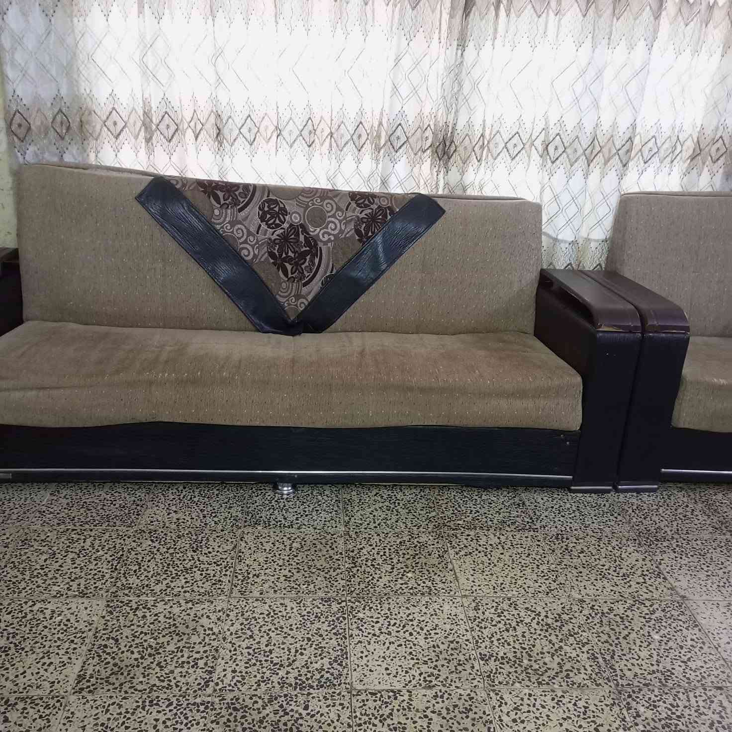 السلام عليكم تخم عشرة مقاعد سعر ١٥٠ الف مكانه حي الوحدة مقابل القطاع الصحي  للاستفسار ***********
