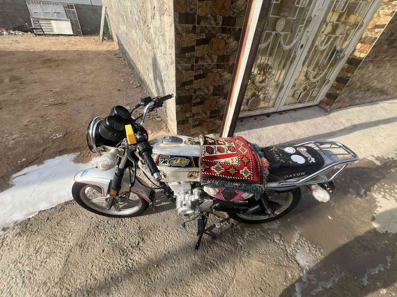 السلام عليكم.                                                                          دراجة دايون عضم للبيع الدراجة جاهزة كاملة نقصها فقط تانكي الدراجة برغي مامفتوح بيها ومرقمه سنويه باسمي احولك ثاني يوم السعر مليون و500 وبيها محال للطيبين متواحد خاص وهذا رقمي فقط ع خط *********** وهذا بي واتساب***********
