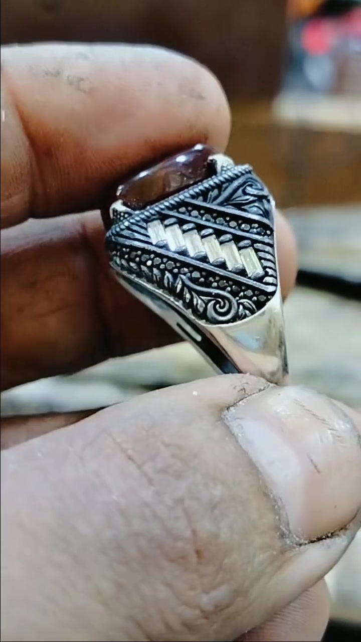 حجر العقيق الكرزي الطبيعي مصاغ علي خاتم فضه عيار 925 تصميم ملكي مميز
بنقوش وزخارف بارزة من الاجناب  👑
:للتواصل:
🔹الأتصال علي:01118688051 /01021924282 📞
من خارج مصر اضافه كود 2+ قبل الرقم
🔹او ارسال رساله عبر رسائل الصفحه
🔹أو ارسال رساله عبر واتساب بصوره أو كود المنتج اللي حابب تستفسر عنه 👈 : 
https://wa.me/message/OZJJW6DNVBLKE1 
العنوان: 
5 شارع محمود دويدار من شارع طلبه في ظهر مسجد الشهيد من شارع التوته  احمد ذكي  المعادي
المواعيد من 2 الي 11 مساء والاجازه الاثنين


**إذا كنت صاحب هذا الإعلان وتريد حذفه لأي سبب، رجاءا أرسل رسالة إلى الدعم الفني**