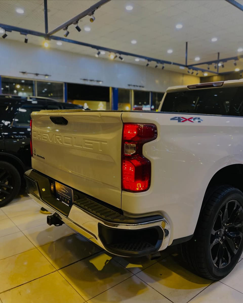 بسم الله ما شاء الله توكلنا على بركة الله.
#الحوت_لتجارة_ومزادات_السيارات 🇮🇶 
______________________________________
#اعلان_بيع_سيارة
🔷السيارة : شوفرليت سلفرادو K1500
🔷سنة الصنع : 2024
🔷اللوحة : اربيل
🔶السعر : 265 ورقة
🔷الضرر : الجاملغ الامامي والبنيد . (صور الضرر مرفقة بالاعلان)
🔷ضرر الايرباك : دركة وبرده.
🔷رقم الشاصي : 3GCPDAEK2RG136528
______________________________________
🔷المواصفات:
🔹باب طويل بدي قصير 
🔹حجم المحرك 4 سلندر 2.7L توربو ماكس
🔹عداد المسافة 23 الف ميل 
🔹رادار امامي
🔹تنبيه الخروج عن المسار
🔹ويل كب حجم 22 انج مع اطارات بحالة جيدة
🔹تحكم ستيرن
🔹شاشه تحكم بالايعازات
🔹بصمة تشغيل 
🔹مع باقي المواصفات الاعتيادية
————————————————————————
☎️ الاتصال :
***********
***********
📍النجف الاشرف - المدينة المائية - مقابل حي الجامعة - قرب سنتر جبل عامل.

TIkTOK🔹
https://www.tiktok.com/@hoot.cars?_r=1&_t=ZS-93D4aRKWGKQ

INSTAGRAM🔹
https://www.instagram.com/hoot.cars?igsh=MWZkcjE5cHhja2Rleg==

WEBSITE🔹
https://hootcars.autos
