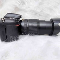 للبيع كامره نيكون 5300  مع عدسه 18-140 وجميع ملحقاته والكارتون ايضآ  ب...