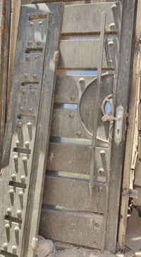 باب حديد • خارجي • ثقيلة