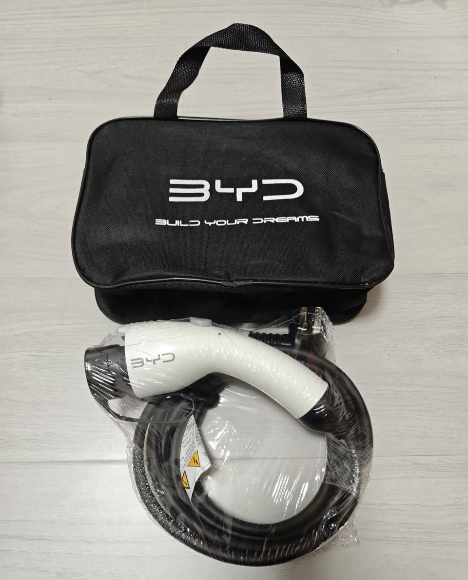 BYD’s 10A portable charging gun is such a game-changer!
You can charge your car anywhere at any time. Its 10A plug fits most regular household sockets perfectly to cover daily charging needs. Striking a balanced power output, the 10A rating ensures both practicality and top-tier safety. What’s more, this genuine BYD accessory delivers incredibly reliable performance.
 
#BYD #PortableCharger #ChargingGun


**إذا كنت صاحب هذا الإعلان وتريد حذفه لأي سبب، رجاءا أرسل رسالة إلى الدعم الفني**