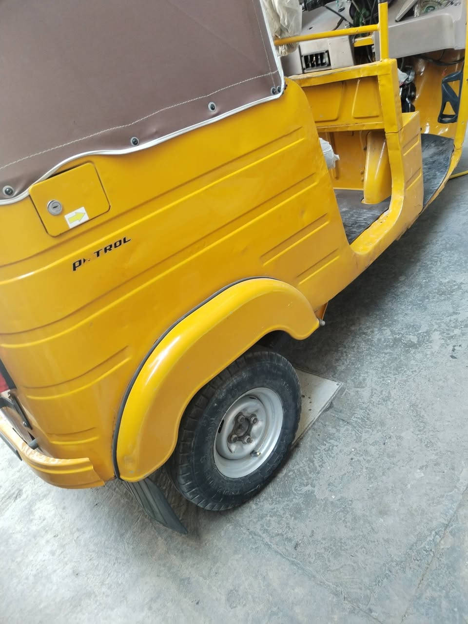 السلام عليكم تكتك للبيع مديل 2019/12/30 فرق يوم ع العشرين رقم وسنويه بغداد باسمي رقم انكليزي هزه جديده بيه بارد يم البگ لايت ومعمر وكامل واضح بل صوره والدوس معمره كلين واحد ع واحد المكينه بوشه وبستم شركه لا تبخير لا تنقيص لا نضوح تاخذه كبل للشارع التكتك خير من الله السعر 6 و700 سته وسبعميه  وبيه مجال قليل حك الجيه رقم الهاتف ***********
