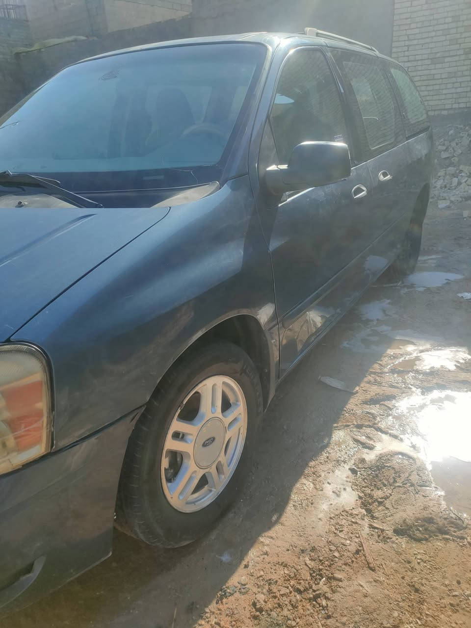 السلام عليكم لبيع أو مراوس حسب القناعه سياره فورد فري ستار كير مكينه جديده صدر نص  تايرات نضيفه سياره بلاديه لا ضربه ولا صبغ ***********او***********واتساب فقط
