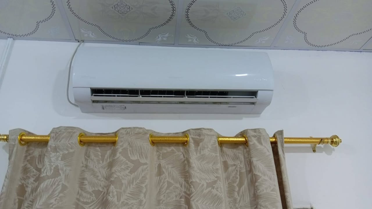 السلام عليكم عندي ذني غراض للبيع بلازمه نوعيه الحافض ناطقه حجم 55  وعندي ميز طعام أبو 4كراسي  ب 90 وبي مجال وعندي سبلت توسوت أخو الجديد صارلي ٣اشهر  من أخذته سعره 700 وبي مجال مكاني أبو الخصيب حي العسكري***********
