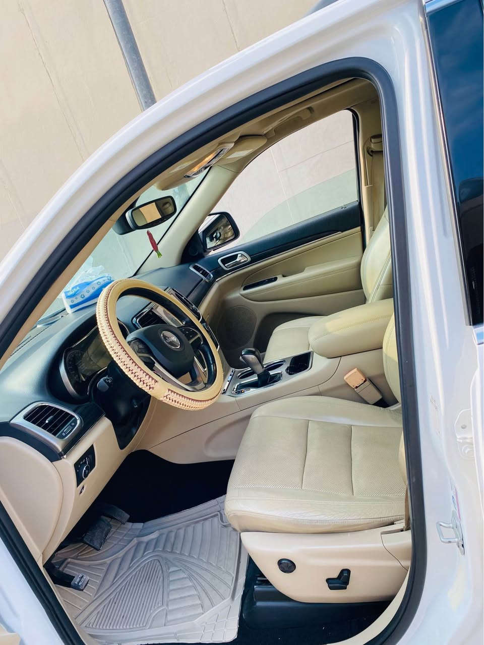 جيب لاريدو موديل 2019  
موصفات لمتدد فول فول 
سياره كلش نضيفه 

مكان /كركوك 
*********** كركوك, العراق
