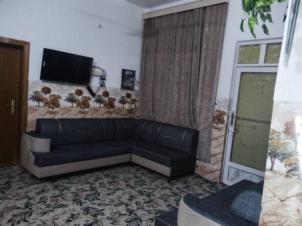 🏡 بيت طابقين للبيع في كربلاء (قرب جامعة كربلاء فريحة) شارع اسواق ركن الجامعة، يبعد 10 دقائق عن الإمام (ع) وقريب من طريق المشاية والمواكب.
البيت يقع على ساحة، ومساحته 100م² - طابقين - سند قرار 25.
البيت جاهز للسكن، كامل ماء وكهرباء، وارضية وجدران.
الأرضي: غرفة نوم، صالة، استقبال، مطبخ، حمام داخلي وصحيات خارجية.
الثاني: غرفتين نوم، صالة كبيرة، مجمع صحيات، بلكونة.
بسعر 78 مليون (وقابل للتفاوض).
📞 للاستفسار اتصل على الرقم: *********** كربلاء, العراق
