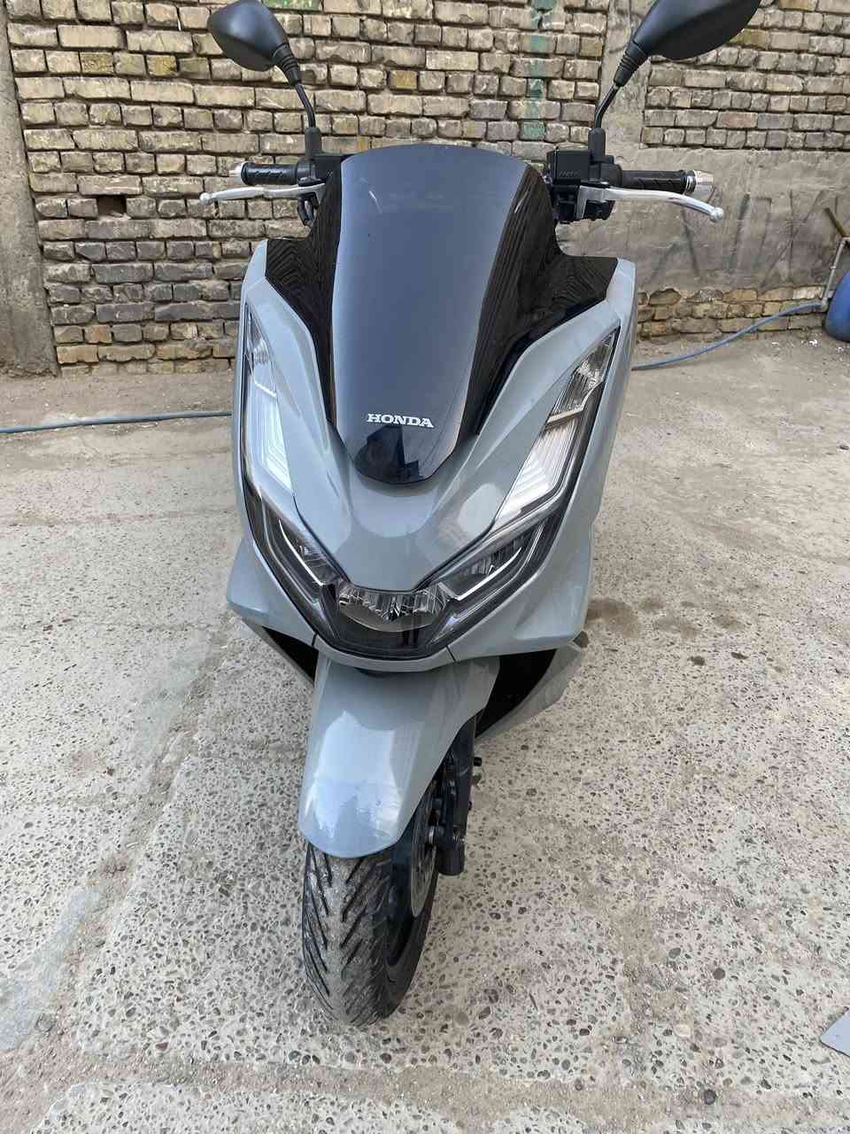 سلام عليكم دراجه pcx جيل رابع لون سمنتي كلشي شغال  بيها حساس ادزحام ✅دبل أشاره✅مابيها اي نقص مكاني بغداد الكفاح *********** السعر 16 ورقه
