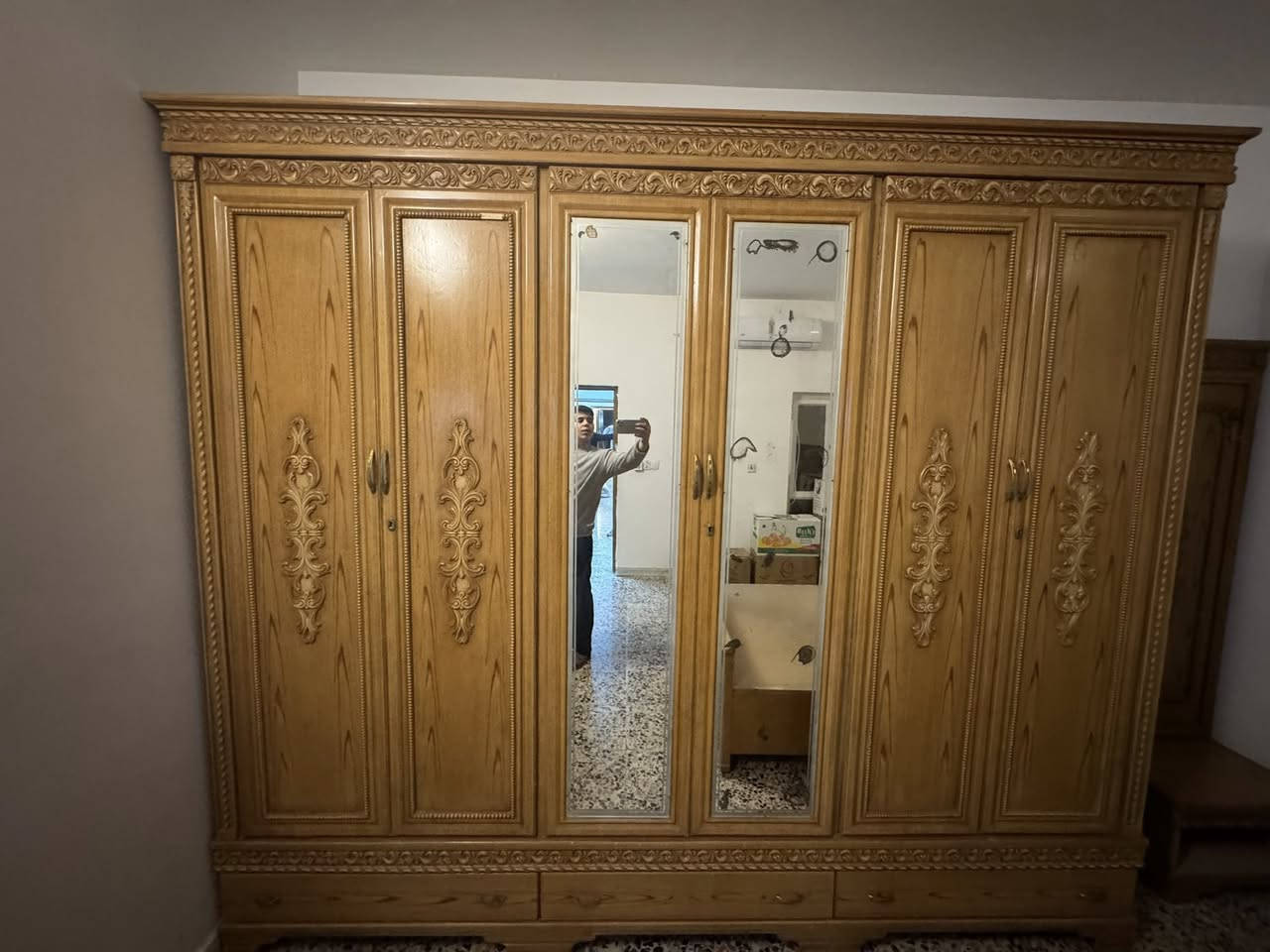 غرفة  للبيع نضيفة كلش ومرتبة وكل غراضها كاملة اخت الجديدة للاستفسار خاص او ع الرقم ***********
