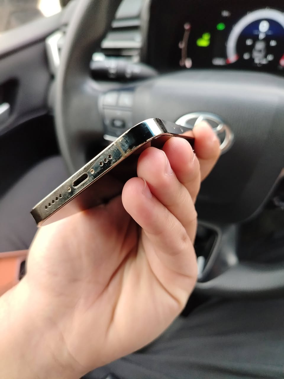 سلام عليكم 
ايفون 12 pro الصغير بـ٢٩٠ الف  جهاز بلادي كلشي ممبدل بي فقط الفطر الكلاس والخلفي مثل مموضحات بالصور ذاكرة 256 بطاريه 78 للبيع للاتصال ***********
