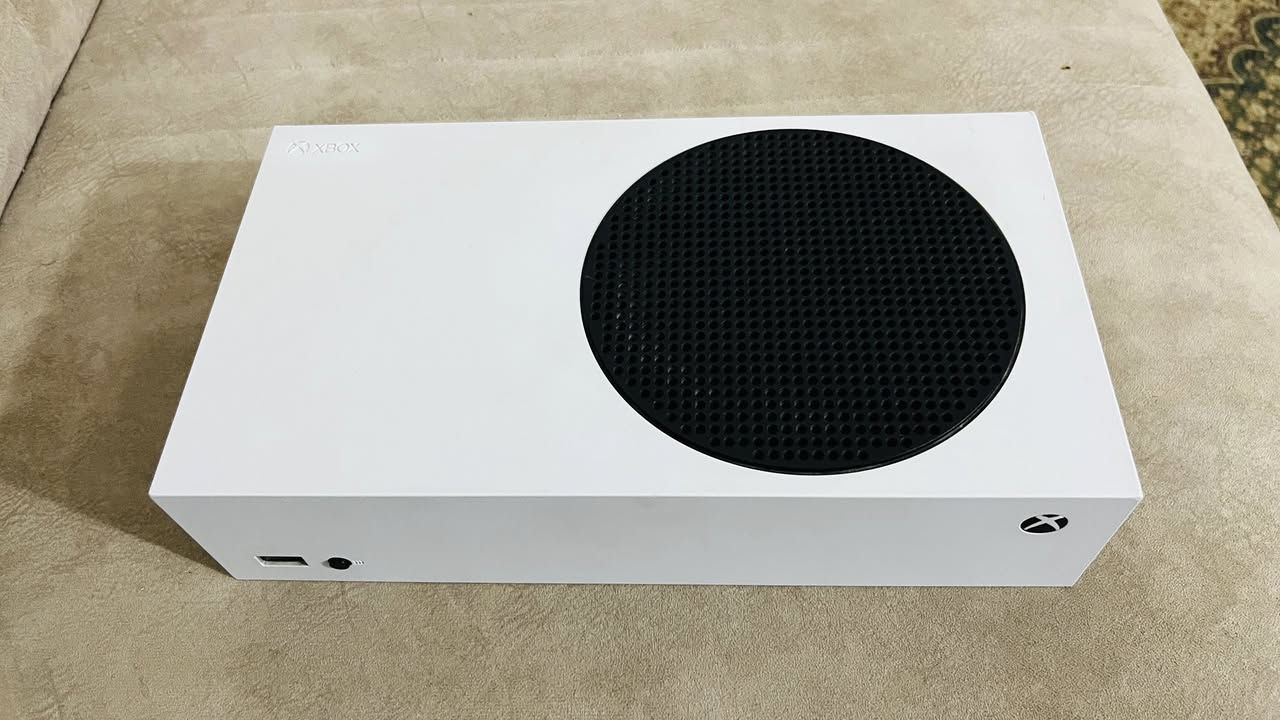 اكس بوكس سيريس اس نضيف ذاكرة 512 
بي 3 حسابات مشتركة
الاول حساب كيم باس مشترك 12 شهر
وحساب resident evil 9 الجديدة 
وحساب مشترك ثالث بي مجموعة العاب ابرزها  elden ring و Dark souls 3 
والحساب الرئيسي ( مو مشترك) 
بي 
FC24 
Red dead redemption 2
Resident Evil 4 Remake 
Sekero
وغيرها من الالعاب 
اليد بيها R1 شوية يدخل لجوة والايسي مالتها عطلان 
تشتغل باتريات وباتري شحن اذا عندك قاعدة تشحنها.
السعر 300 الف


**إذا كنت صاحب هذا الإعلان وتريد حذفه لأي سبب، رجاءا أرسل رسالة إلى الدعم الفني**