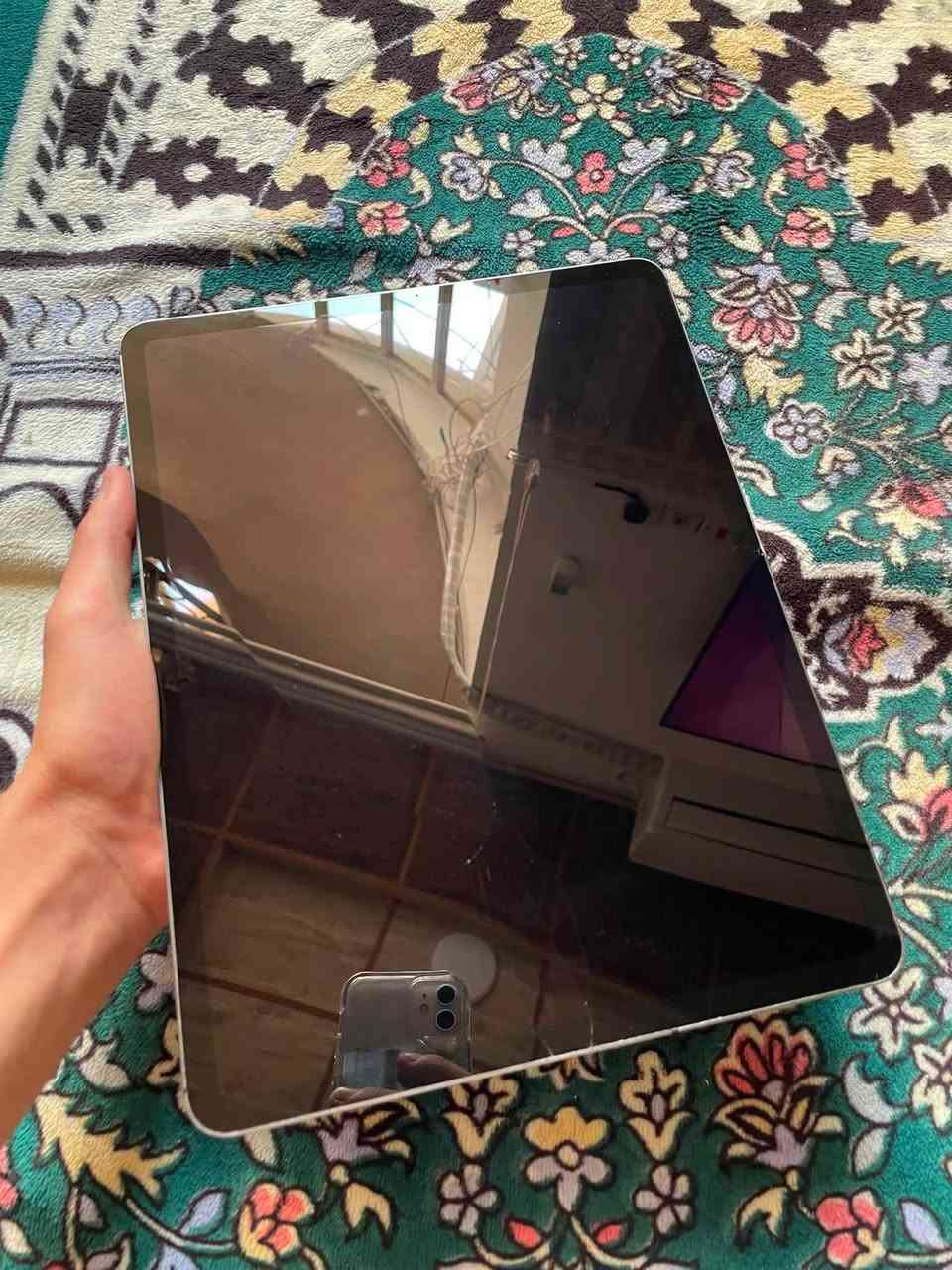 🚀 للبيع: iPad Pro 12.9 (2018) 
وحش المونتاج وصاروخ الـ 120 فريم 🚀لكل جماعة الألعاب القوية والمونتاج والدراسة، جهاز كرف ثقيل بمواصفات "فوووول" وسعر لقطة!🌟 
✨أبرز المواصفات والقدرات الخارقة.
🔹شاشة عملاقة وسلاسة مرعبة: بحجم 12.9 إنش بدقة ألوان خيالية للدراسة والبحوث والمشاهدة. تدعم تقنية ProMotion بتردد 120Hz حقيقي وثابت (يشغل ببجي والألعاب الثقيلة بأعلى سلاسة وبدون أي تقطيع أو هبوط فريمات).
🔹تجربة صوت سينمائية: مزود بـ 4 سماعات محيطية تعزل الصوت بنقاء وقوة مرعبة، تعيشك بقلب اللعبة أو الفيلم.
🔹خزين عملاق: ذاكرة داخلية 256 جيجابايت، انسى سالفة "الذاكرة ممتلئة" وحمل كل ألعابك ومشاريعك.
🔹أداء ومعالجة خرافية: معالج قوي جداً ومخصص للرندر، المونتاج المعقد، والتصميم بدون أي تعليق.
🔹البطارية: بحالة جيدة، قوية وتطول وياك بالاستخدام المتواصل والجيمز.
🔺🤝 حالة الجهاز بكل أمانة وشفافية (إبراءً للذمة):
الجهاز شغال من ناحية الأداء كأنه جديد تماماً وبأعلى كفاءة، وللأمانة التامة هذه هي الملاحظات:
الشاشة: تم سابقاً استبدال الزجاج الخارجي (الـ Glass) وحالياً الكلاس الخارجي بيه فطر، لكن الشاشة الداخلية واللمس (التاتش) سليمين والأصليين 100% بألوانهم واستجابتهم الفورية وبدون أي مشاكل بالاستخدام.
بصمة الوجه (Face ID): متوقفة بسبب تبديل الكلاس، والجهاز يفتح بالرمز السري العادي بسرعة.
منفذ الشحن: يشحن طبيعي وسريع جداً، الملاحظة الوحيدة أنه لا يدعم سماعات السلك (تقدر تستخدم سماعات بلوتوث أو تعتمد على سماعات الآيباد الخارجية الخارقة).
📦 الملحقات:كارتونة الجهاز الأصلية متوفرة.
💰 السعر المطلوب: 430 ألف دينار (سعر قفل ولقطة مقارنة بنوع الجهاز والذاكرة).📍 الموقع: الموصل📞 التواصل: للجادين بالشراء والي يعرف قيمة هذا الوحش، يرجى المراسلة على الخاص.


**إذا كنت صاحب هذا الإعلان وتريد حذفه لأي سبب، رجاءا أرسل رسالة إلى الدعم الفني**