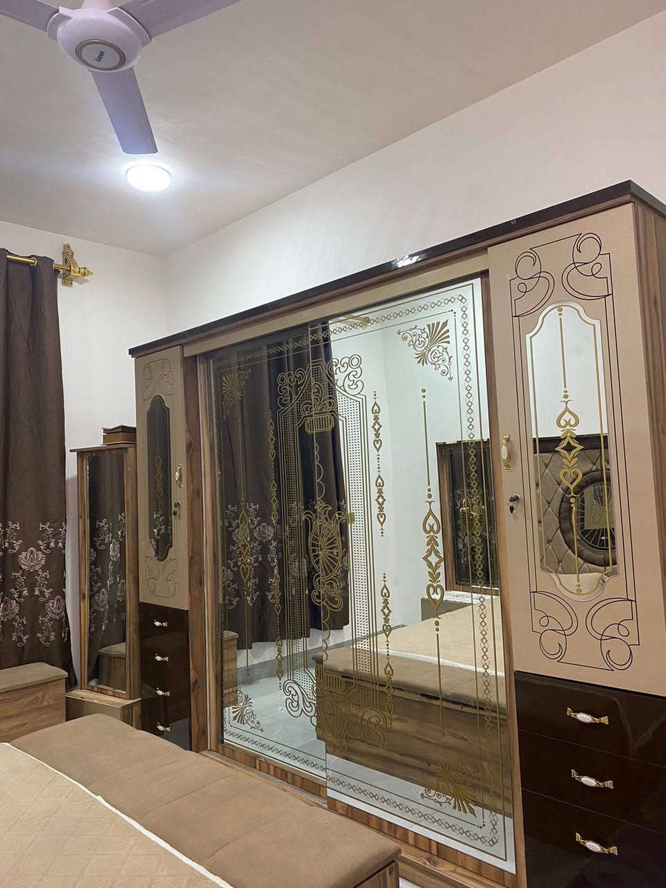 سلام عليكم غرفه اخشاب تركي درجه أولئ بعده جديد مستخدمه ٨ أشهر سعرها مليون ٦٠٠الف للاتصال *********** يوجد وتساب
