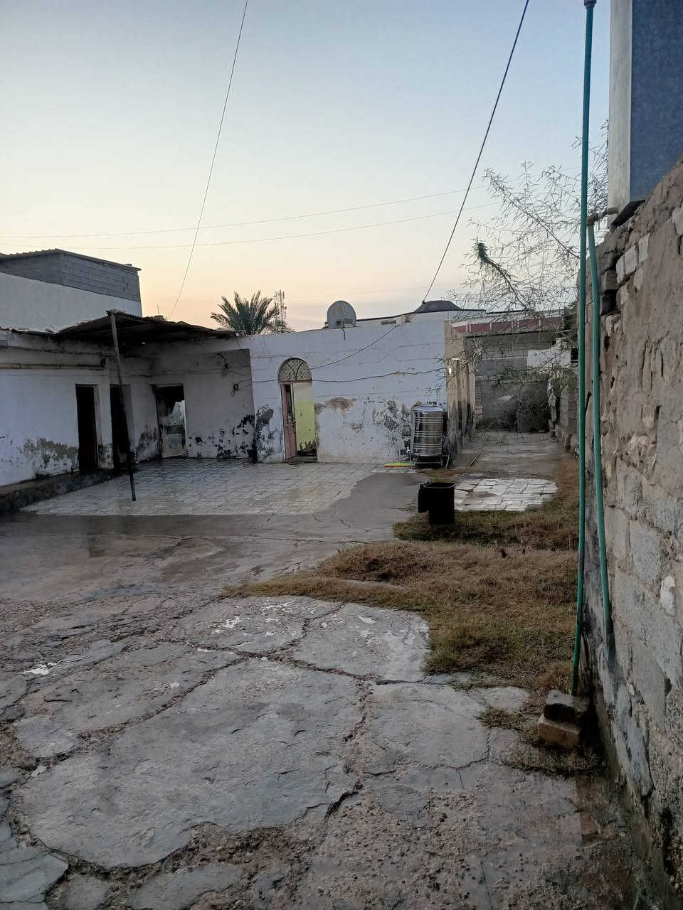 السلام عليكم. بيت للبيع ركن (طابو سند طابو سند ) 
.
واجهه 16 والنزال 27 تريده بيت او قطعه ارض ويرهم 3 مشتملات بنص منطقه سكنيه وقريب عل شارع العام مكانه بلصديقيه قرب مدرسه ابن البيطار بلفرع مال مكتبه الوليد كامل خدمات ماء كهرباء مجاري وتبليط وبسعر مناسب 90 مليون وبيه مجال بسيط للاستفسار ***********
