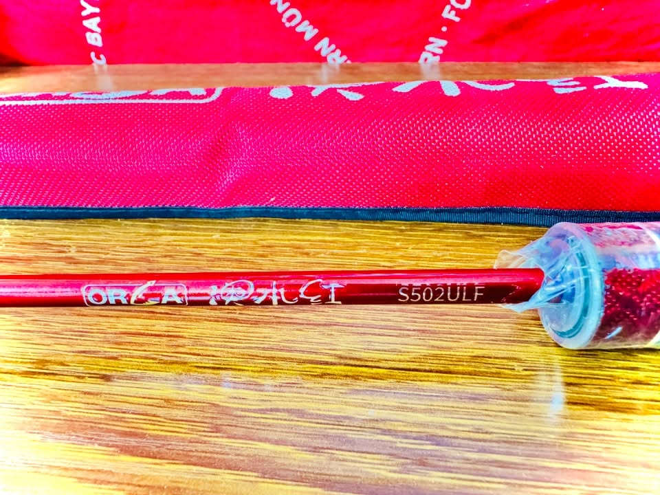 🎣 للبيع: عودة لايت (Ultra Light) مميزة وجديدة تماماً! 🎣
للبيع قصبة صيد (لور) احترافية من براند ORCA المعروف، مخصصة لعشاق الصيد الخفيف والـ Ultra Light ومتعة السحب. العودة جديدة تماماً بلصقات الوكالة والغطاء الأصلي مالتها.
📌 المواصفات الفنية:
 الموديل: ORCA S502ULF
 النوع: قطعتين (Spinning) سهلة التنقل.
 الأكشن / القوة: ULF (Ultra Light Fast) - حساسية عالية جداً ومثالية للأوزان الخفيفة والـ Micro Lures.
 الطول: 502 (حوالي 1.5 متر) - ممتازة للمناطق الضيقة، صيد الجرف، أو القوارب والـ Kayak.
 الحلقات (Guides): مجهزة بحلقات Fuji اليابانية الأصلية (Fuji Guides) المعروفة بسلاستها العالية وحمايتها لخيط البريد (Braided Line) من الاحتكاك والحرارة.
 المقبض: تصميم عصري وجذاب جداً باللون الأحمر الكاربوني مع تيب شفاف أنيق.
✨ الملحقات:
 غلاف القصبة القماشي الأصلي باللون الأحمر.
 ليبلات وكارتات الضمان والوكالة (TAIGEK).


**إذا كنت صاحب هذا الإعلان وتريد حذفه لأي سبب، رجاءا أرسل رسالة إلى الدعم الفني**
