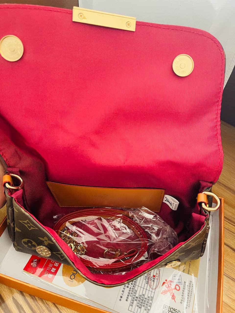 جنطة نسائية ماركة
لويسفيتون - LOUIS VUITON ✅
صناعة فرنسية 🇫🇷
جلد طبيعي من الخارج ، قماش فاخر من الداخل ، قفل مغناطيسي 
قطعة امزون جديدة 💯

السعر : 45 ألف


**إذا كنت صاحب هذا الإعلان وتريد حذفه لأي سبب، رجاءا أرسل رسالة إلى الدعم الفني**