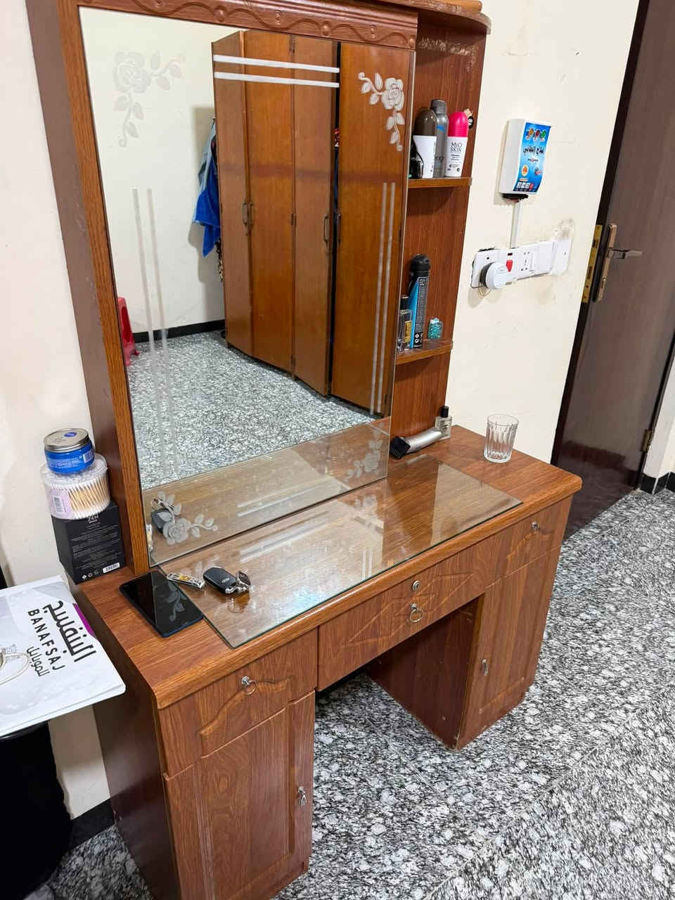 ميز بلازمة 50
ميز تواليت 60 
كاونتر 150
بغداد الشاليجة 
***********
