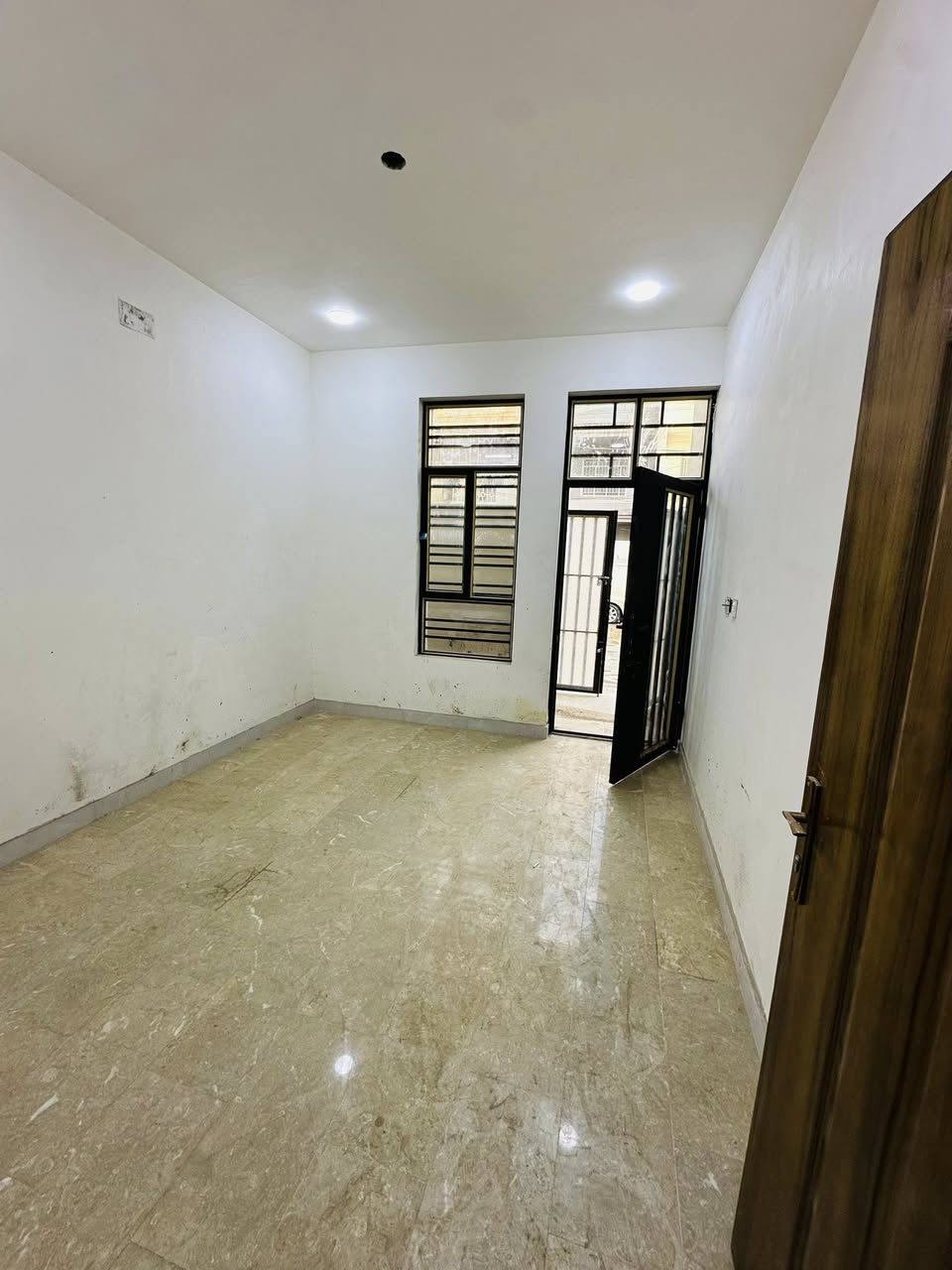 ياالله مشتمل  #للبيع 
المساحه ٤٠ 
الواجهه ٤ والنزال ١٠ 
المشتمل ٣طوابق 
الموقع / حي العقاري ضباط الكويتي 📍
يحتوي / استقبال وغرف نوم عدد ٢ وخدمات 
للمعلومات اكثر مراجعه مكتب القريشي للعقار
***********
***********
