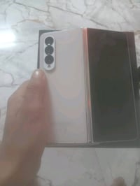 Samsung Galaxy Z Fold4جهاز مكفول من كلشي ذاكره 256بس مشكلته لشاشه لكبي...