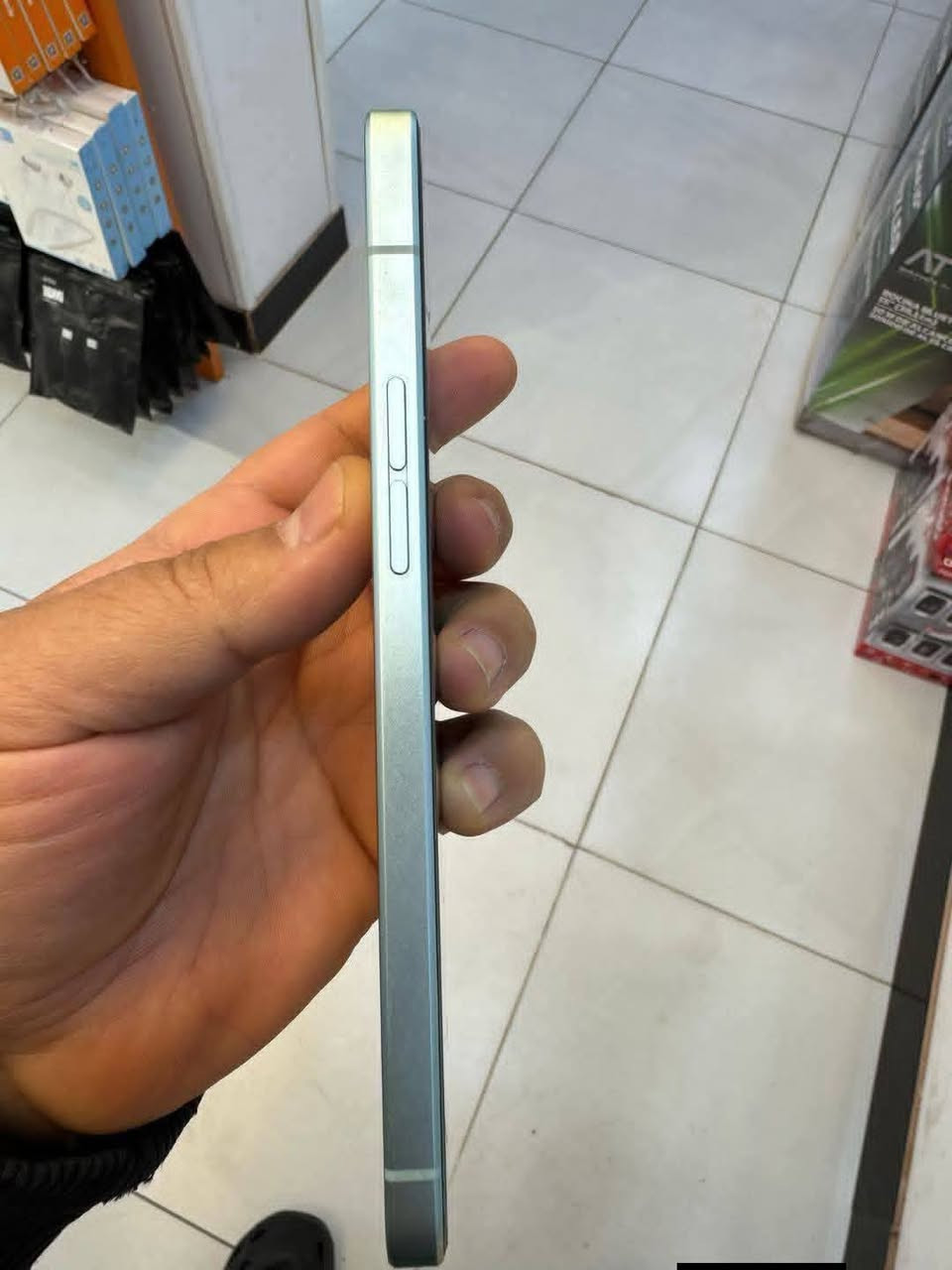 اوبو رينو 6 5G
(جهاز جديد نظافة 100%)
ملحقات كاملة ما طالعات من الكارتون 
1. الهاتف: Oppo Reno 6 5G.
2. المعالج: Dimensity 900 5G ثماني النواة، تكنولوجيا 6 نانو.
3. التخزين/الرام: 128 جيجا، 8 جيجا رام.
4. الكاميرا: خلفية ثلاثية (64+8+2 م.ب)، أمامية 32 م.ب.
5. الشاشة: 6.43 بوصة، FHD+
6. البطارية: 4300 مللي أمبير 
7- شاحن سريع 65 واط

السعر : 250 الف
ت : ***********
بغداد - الكاظمية
