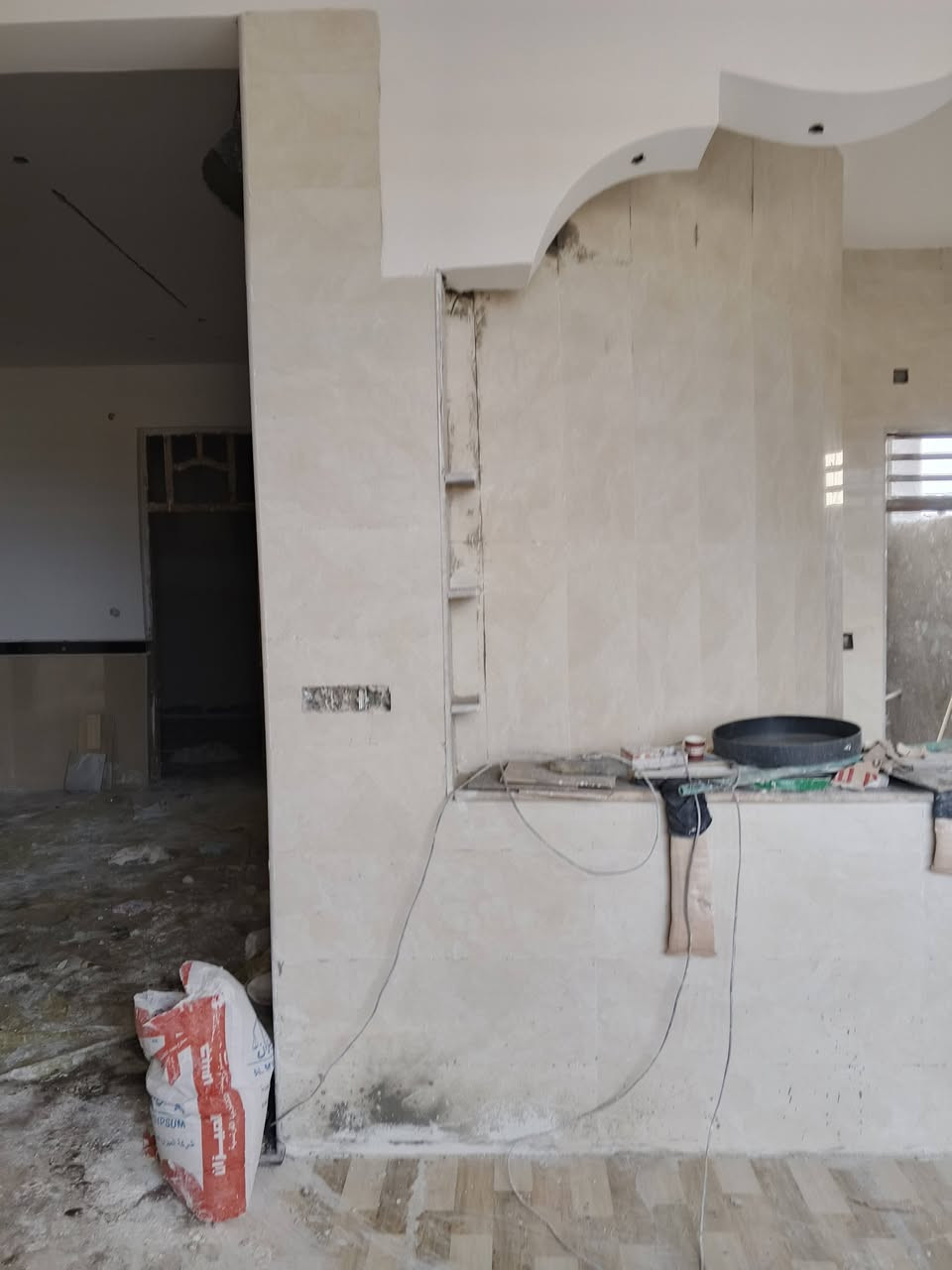 خلفه سيراميك متفرغ حالين شغل تتريس عل متر او بل يوميه وكباله ***********
