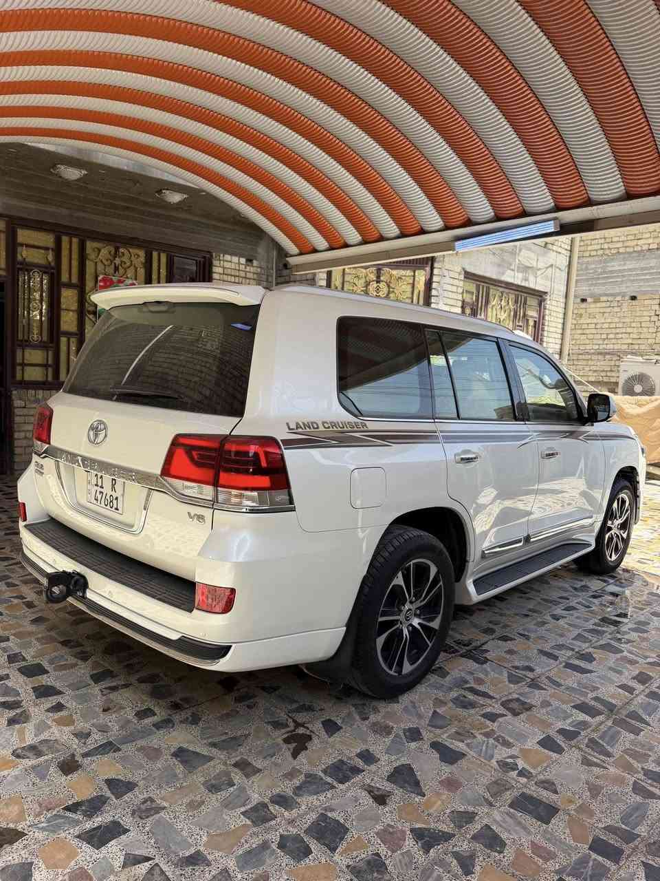السلام عليكم عيني 
لاندكروز  للبيع موديل 2021 
بريم اصلي ام الدفدي ماشيه قليل 
جديده بمعنه الكلمه معروفه مواصفات البربم
كفاله عامه بعدها بترابها 
بل عافيه على الي ياخذها 
عنوان السياره بغداد مدينه الصدر 
⬇️
***********
***********
