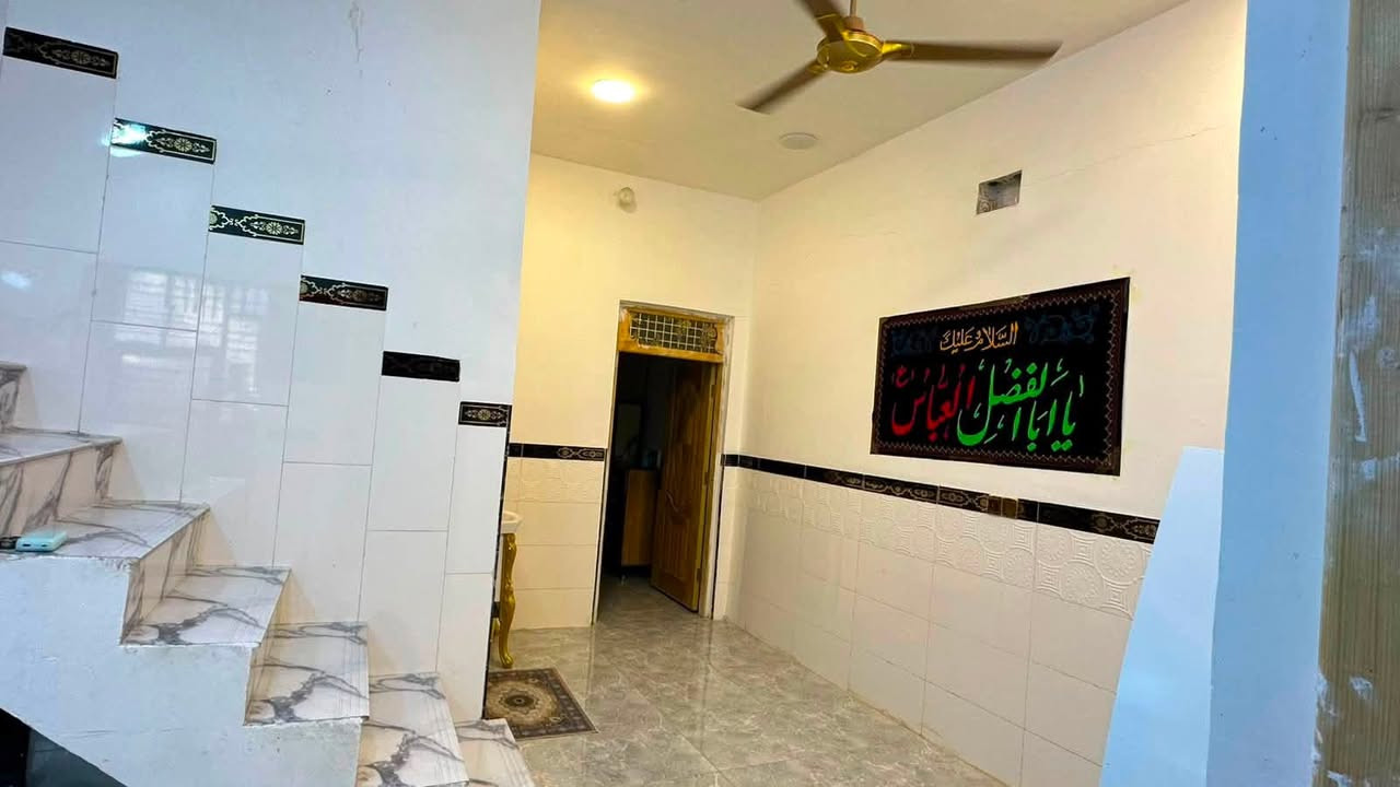 سلام عليكم مشتمل نضيف للبيع  بناء حديث بناء قبل سنه المساحه ١٢٥ غرفه هول مطبخ ستقبال.   حمامات داخليه خارجيه  بناء طابوك الارضيه بورسلين رفت السقف صب البيت مرتب 
المكان خلف بيت القاضي بمسافه من نزالت أسوق كلنه العراق   للتواصل الاتصال عل الواتساب او الاتصال 
 ***********
