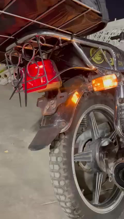 دراجة سونك 5 كير مابيها شي الدراجة بس الكابريتر تعبانه رايدها 450 ألف بيها مجال بسيط
***********
