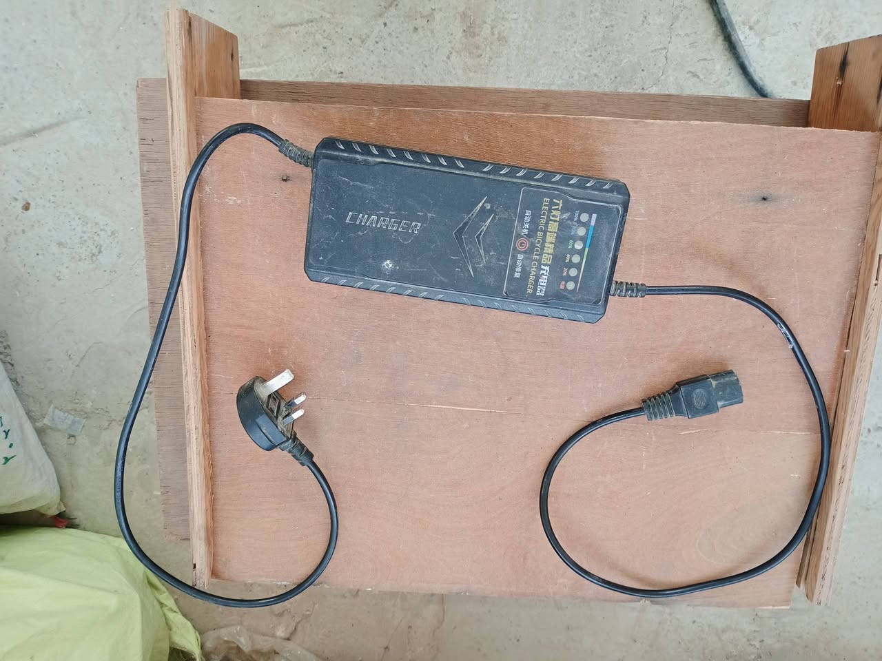 مكينه لحيم اصليه مكفوله حجم وسط شاحنه بطريات اصليه مكينه خياطه نوعيه راقيه شرط الشغل تشحن من كيفه بدون كهرباء أسعار مناسبة سكن بغداد سبع البور شارع السوداني هاتف ***********
