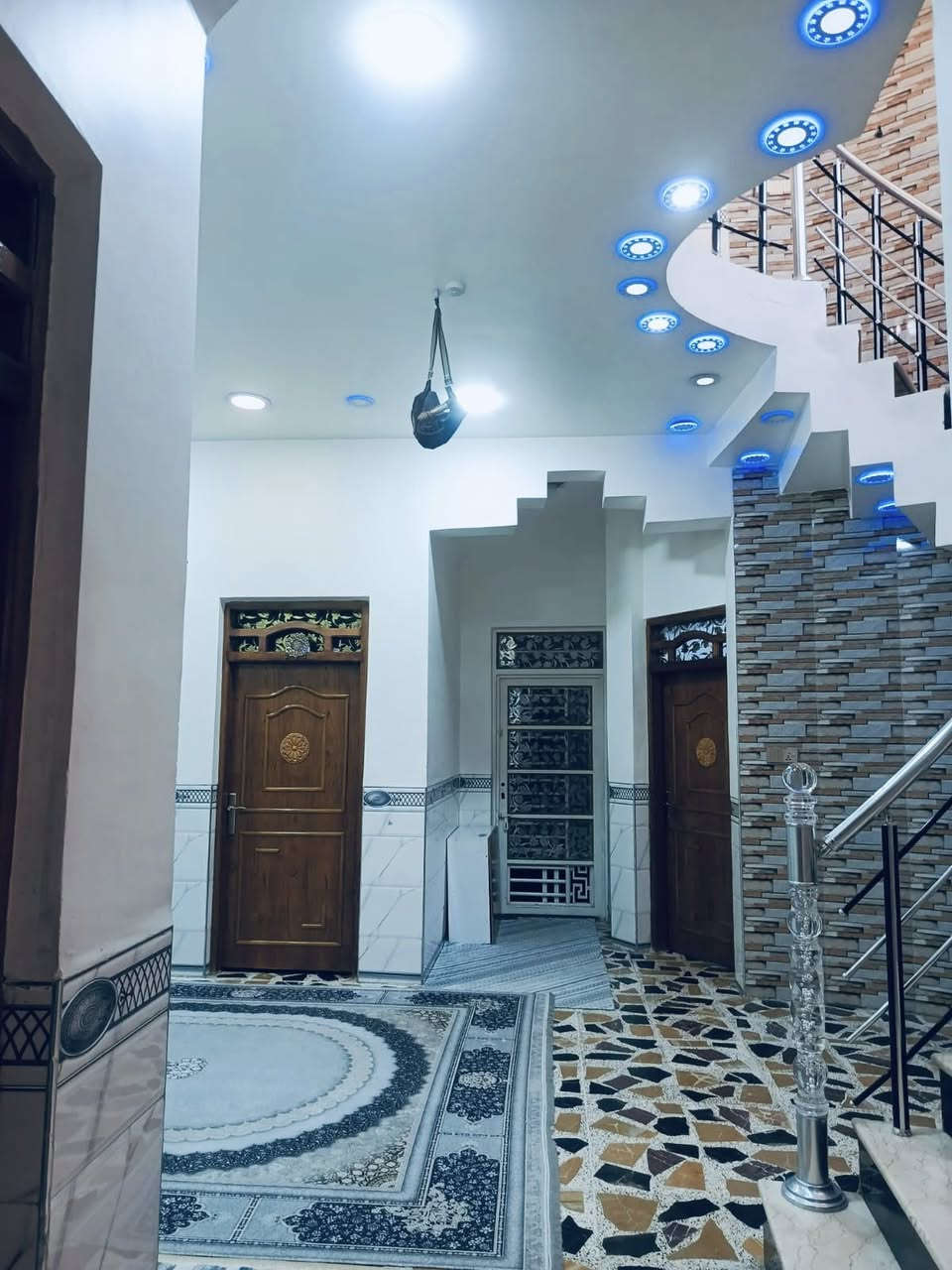 الدار للبيع المساحه 200 متر في حي الرساله قرب مدرسة الحسن الأهلية البيت مطلوب اسكان للاتصال المباشر صاحب العقار 
***********

