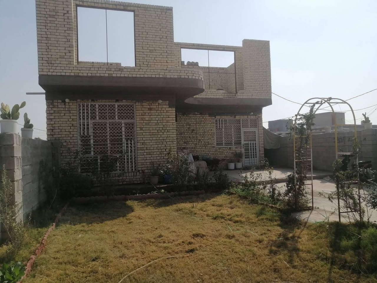 سلام عليكم دار سكن للبيع مساحه 350 متر طابو زراعي سند 25 بناء حديث درجه اولى طابوق مسلح الدار ركن على شارعين خدمات كافه يحتوي الدار على غرفتين نوم صاله صحيات استقبال مطبخ كراج وحديقه كبيره العنوان شارع المطار خلف محلات حسين كامل شارع 40 الجديد السعر 90 مليون رقم الهاتف ***********
