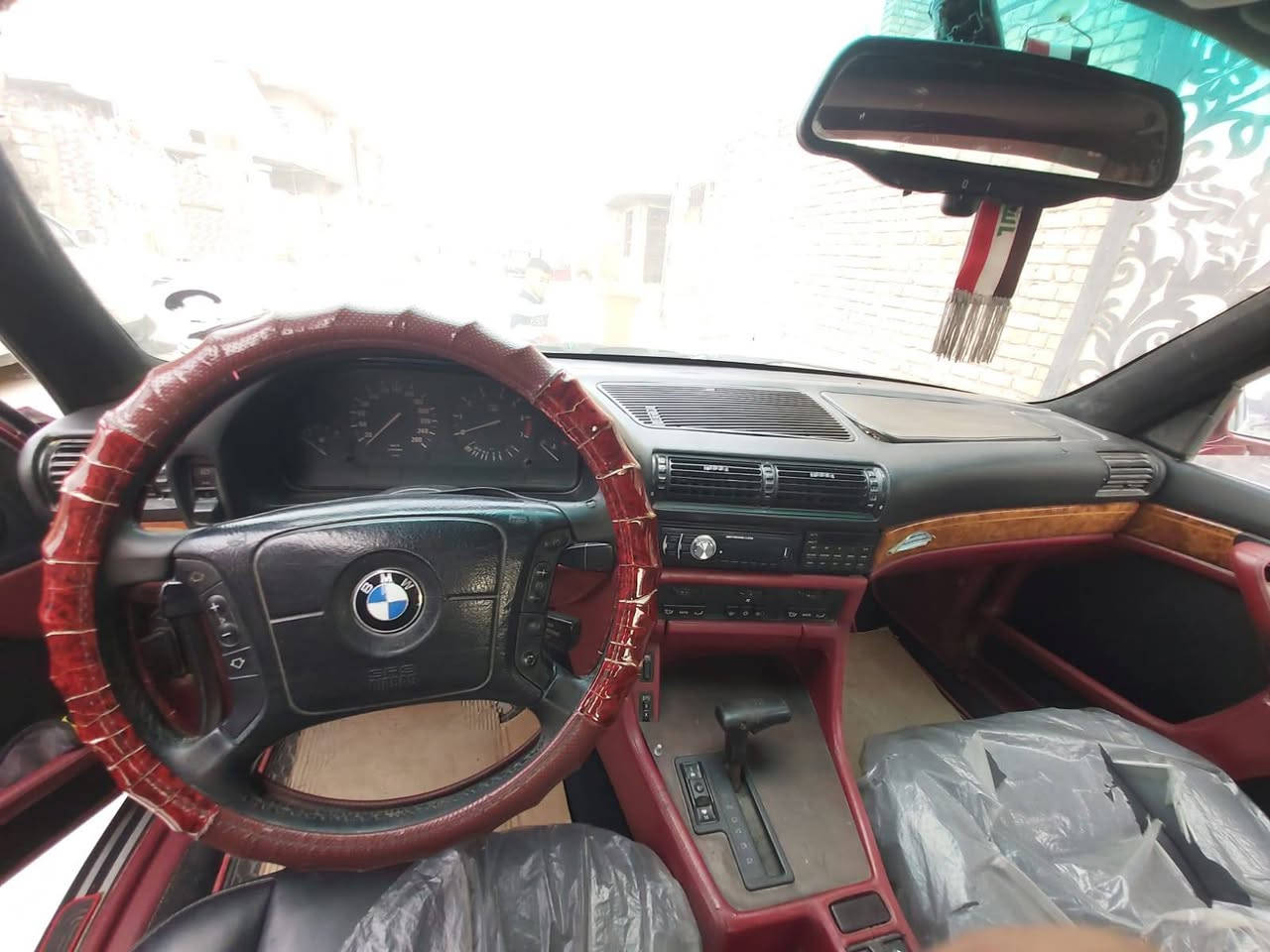 السلام عليكم
للبيع BMW أصل 730
موديل 1991
مكينة مفتوح 6 سلندر 
مكينة وكير وأكسل خير من الله
دبل أيرباك دبل جكمجة كهربائيات كلها شغالة جام كهرباء ويل خلية 
السيارة بيها نقوصات قليلة تجي وتشوف بعينك السعر60 وبيها مجال  وللأستفسار ***********
