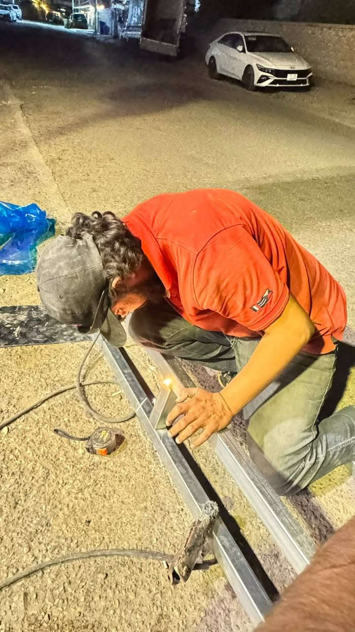 حداد متجول في بغداد ابو قمر لعمل كافه انواع الحداده اليوم تم قاطع معه الديكور الخارجي ***********
