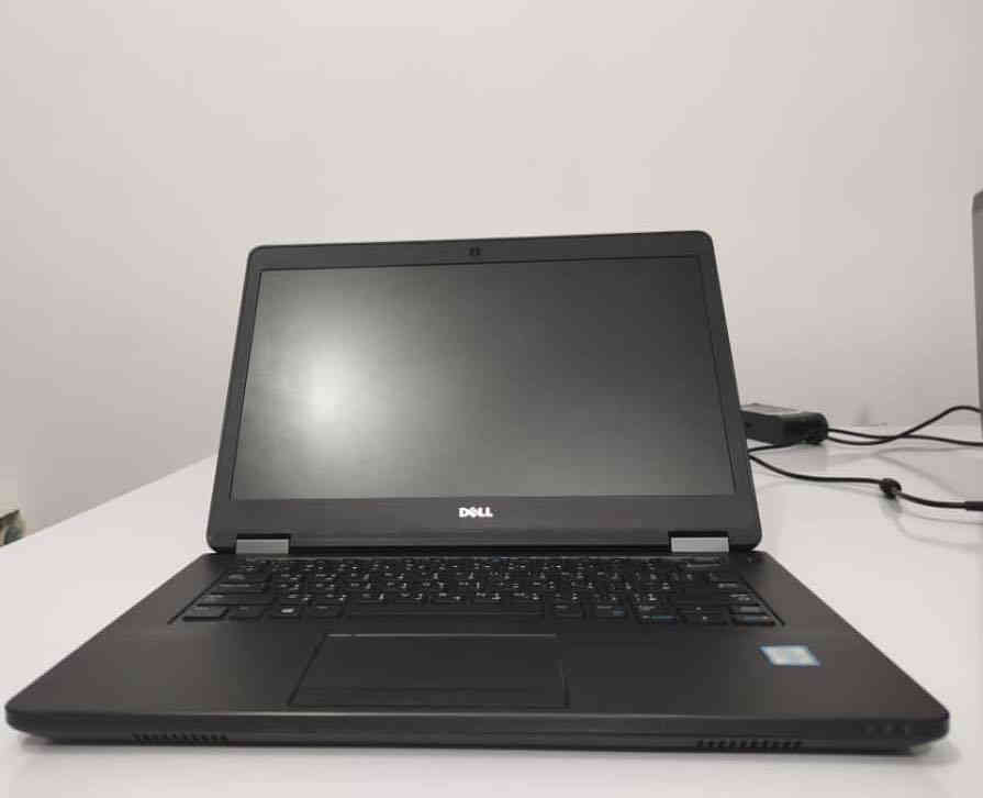 لابتوب Dell Latitude E5470 (Core i5 جيل سادس) - السعر 190 ألف
السلام عليكم ورحمة الله،
للبيع لابتوب ديل (Dell) موديل Latitude E5470، لابتوب فئة أعمال نظيف جداً وجاهز للاستخدام المباشر. الجهاز سريع جداً بفضل هارد الـ SSD ومنصب عليه ويندوز 11 وأوفيس 2016.
💻 المواصفات بالتفصيل:
 * الموديل: Dell Latitude E5470
 * المعالج (CPU): Intel® Core™ i5-6200U (الجيل السادس)
 * الرام (RAM): 8 جيجابايت (8GB)
 * كرت الشاشة (GPU): Intel® HD Graphics 520 (مدمج)
 * نظام التشغيل: Windows 11 (أصلي)
 * الشاشة: دقة 1366x768 (HD)
 * البرامج: مُنصب عليه مجموعة أوفيس 2016 (وورد، إكسل...إلخ)
✅ حالة الجهاز والملحقات:
 * التخزين (الهارد): هارد سريع جداً SSD بحجم 256 جيجابايت (يفتح النظام بثواني).
 * البطارية: ممتازة، تدوم حوالي 3 ساعات (حسب الاستخدام).
 * النظافة: الجهاز نظيف جداً ومكفول من أي مشكلة.
 * الملحقات: يأتي معه الشاحن الأصلي + ماوس هدية.
💰 السعر والمكان:
 * السعر: 190 ألف دينار
 * المكان: الناصرية - الشموخ.
للتواصل والاستفسار، يرجى إرسال رساله على الوات ساب 

0777 364 4026
