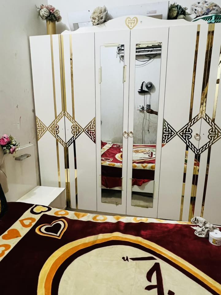 السلام عليكم غرف نوم مستخدم للبيع مثل ماتشوف كدامك بصوره الغرفه نضيفه السع 600وبيها محل قليل مكاني نجف كوفه ناحيت العباسيه  للتواصل ***********واتساب
