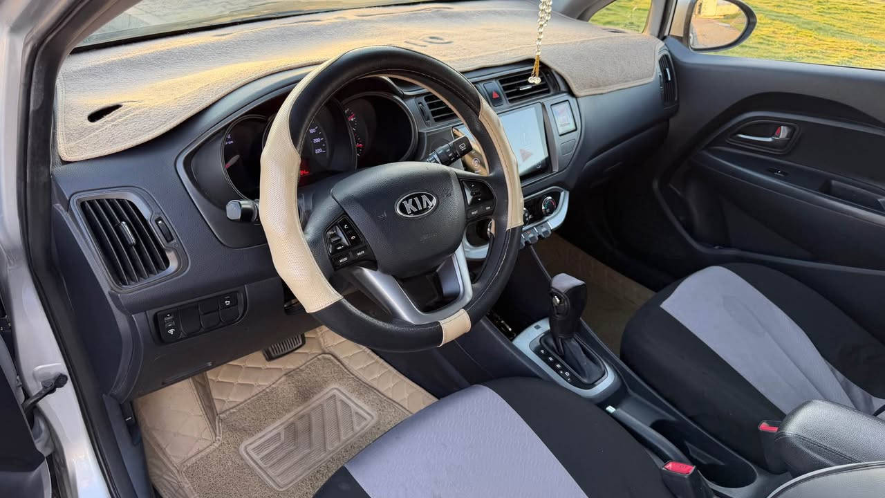 KIA Rio

كيا ريو هاتشباك (Kia Rio Hatchback) موديل 2014 خليجي 
- 4 سلندر
- تنته
- تحكم ستيرن
- مسجل محور الى شاشة

السيارة حلوه وخير من الله تحتاج بعض التعديلات في الشكل الخارجي من بوليش من امور اخرى.

السعر ٨٥ قابلة للتفاوض
الاتصال / *********** الرمادي, الأنبار
