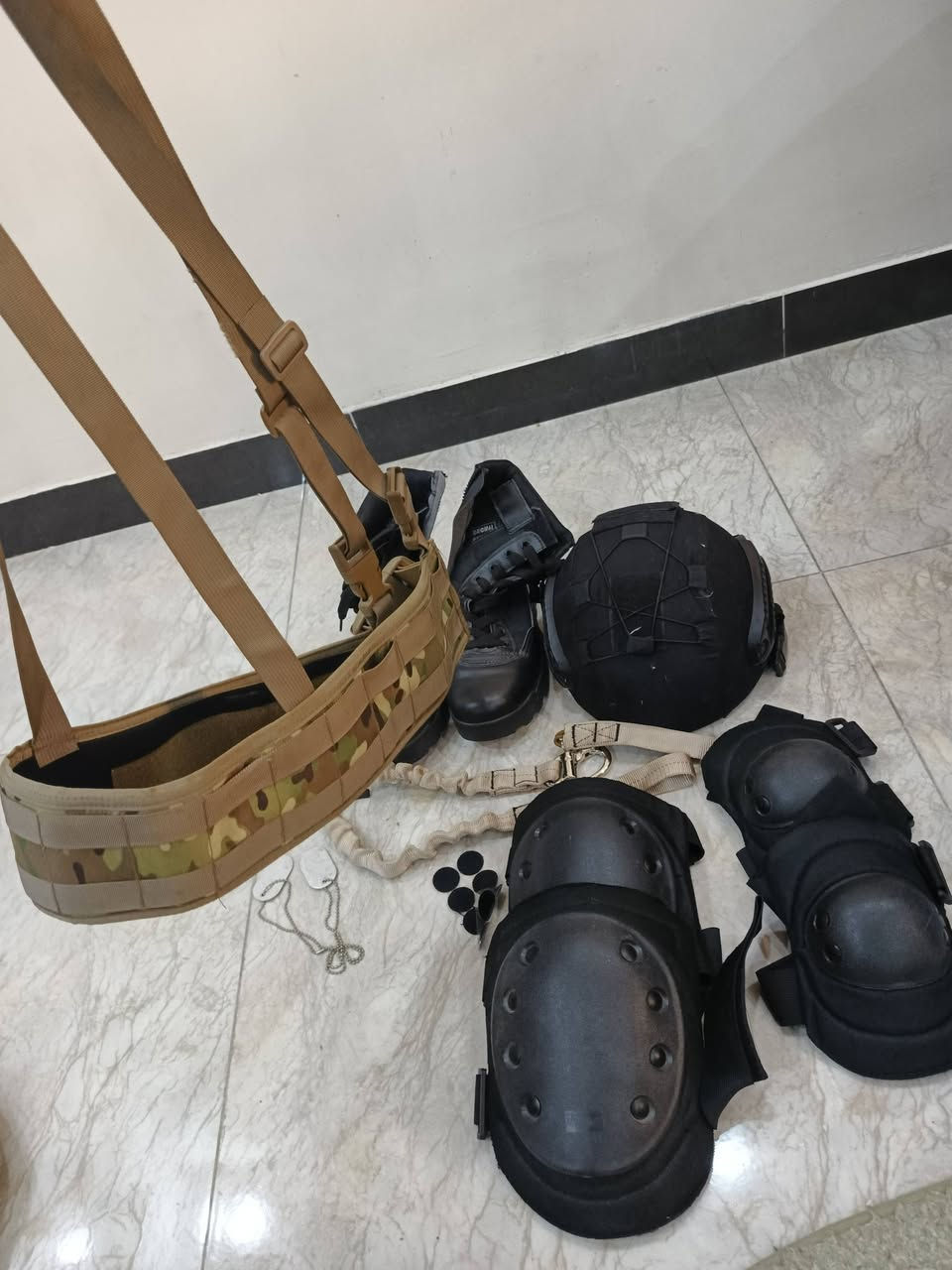 السلام عليكم 
خوذه و مشلح مولتكم ابو اليلك اصلي 
وحبل طياره 
وكسارات اصليه 
و مشلح اسود 
ودرع اسود وجنطه لايت وجنط مال مشلح 
الي يفيدنه ينطي سعر وبلعافيه 
مكاني بغداد الكاضميه


**إذا كنت صاحب هذا الإعلان وتريد حذفه لأي سبب، رجاءا أرسل رسالة إلى الدعم الفني**