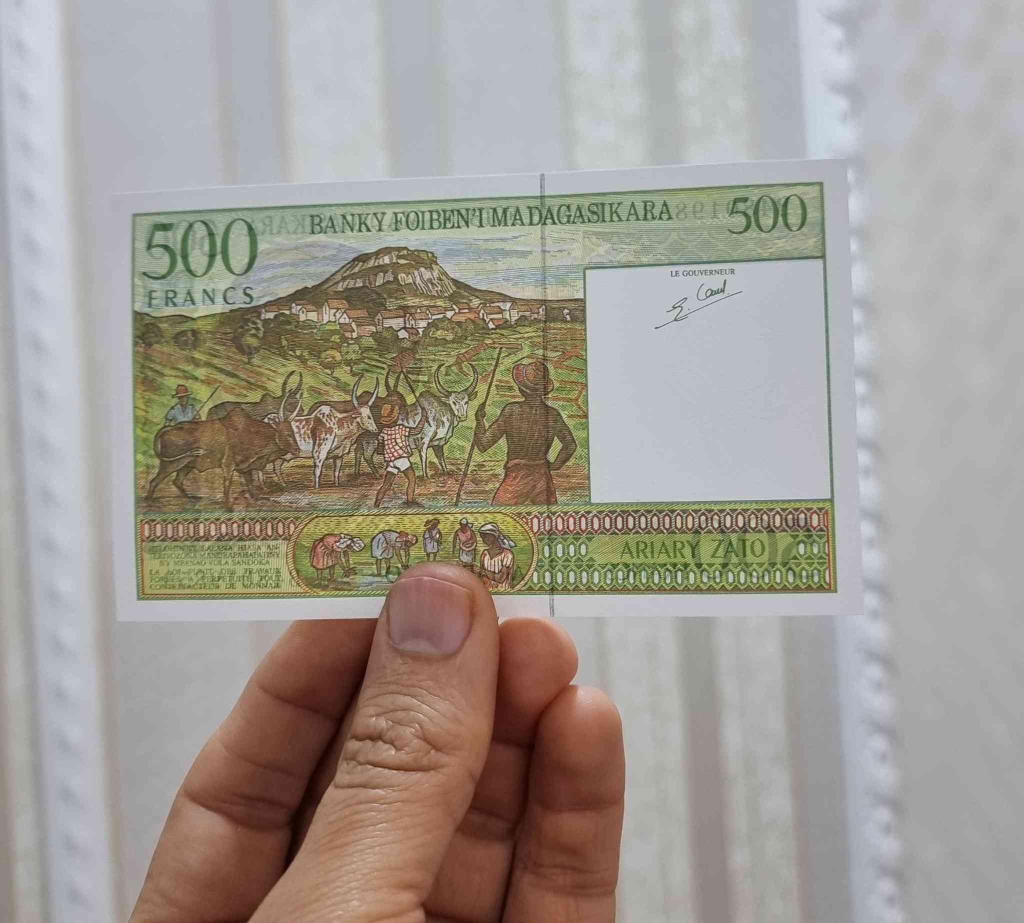 مزاد بدون سحب مبروك لأخر مزايد وحظاً سعيدا لجميع المشاركين
لمحبي العملات الافريقية 
500 فرنك مدغشقر اصدار 1988 الوجه الامامي فتاة مدغشقرية والوجه الخلفي مشهد ريفي وزراعي تقليدي الحالة انسر   كما موضح بالصور ...
يفتح البند 7 دولار لغاية الساعة 11:30 مساء هذا اليوم الجمعة 
على من يرسو عليه المزاد التواصل خاص او الاتصال على الرقم *********** 
ضياء المالكي
توصيل مباشر لكافة المحافظات
