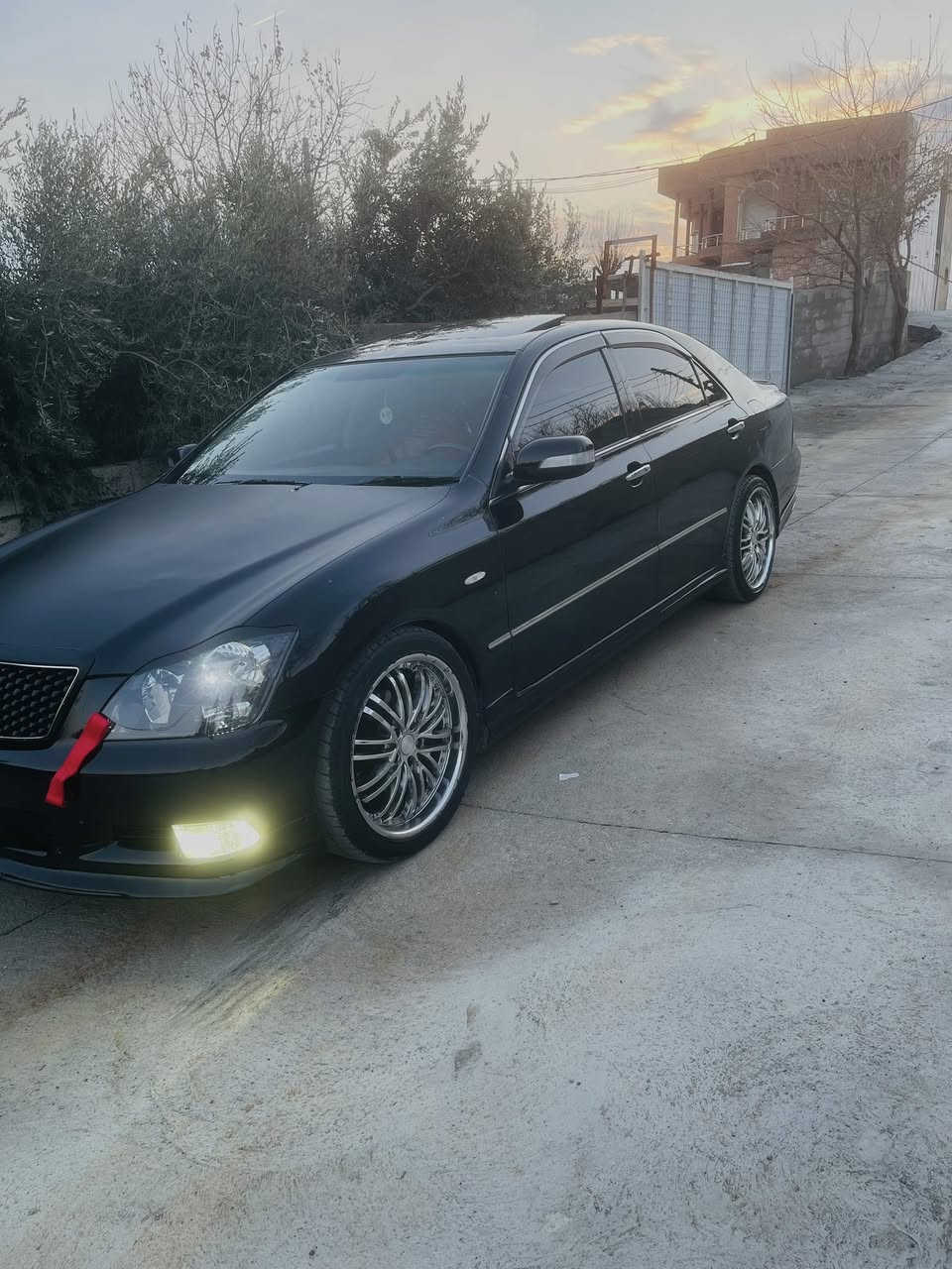 سه‌ره‌تا به‌ناوی خوای گه‌وره
تویتا كراون شاهینه‌ 
براوه‌ براوه‌
مه‌كینه‌ 180 ئالتونی بازار
مه‌كینه‌ بجوكی گیر گه‌وره‌
سلایت ساج سور ئاوینه‌ ئیشاره‌ت ڤول مواسه‌ڤاته‌ به‌س جلد نیه‌
سه‌یاره‌كه‌ كامل مه‌سروڤ كراوه‌ یه‌ك دینار مه‌سروڤی نیه‌ جامه‌كانی هه‌ل گیراوه‌
ته‌بریت سارد و گه‌رمی به‌سراوه‌ بریكی به‌سراوه‌
تازه‌ بنی تون كراوه‌ته‌وه‌ جركه‌ی تیانیه‌
عه‌مام و بۆلیش كراوه‌ جوار ویل و تایه‌یی لۆك لۆكی له‌ ژیره‌
داعم و لیدراویی نیه‌ پشت و پیشی كه‌پسه‌ سه‌یاره‌كی به‌ر جاوه‌
هه‌تا خوا حزه‌كا جوان و خاوین مایته‌وه‌ 
ڤۆرمیكاكانی شوختی پیوه‌نیه‌ درزی نه‌برده‌ به‌س ماشه‌ الله‌ی ئه‌ویت
ره‌شی قه‌ترانه‌ سه‌یاره‌كه‌

یه‌ك عه‌یبی هه‌یه‌ به‌س له‌ سایه‌قیكی كه‌مه‌

سعری 55 گه‌لاو مه‌جال 
شوین ناحیه‌یی ئاشتی كۆیه‌
***********
ڤایبه‌ر و وه‌تس ئاپی له‌سه‌ره
