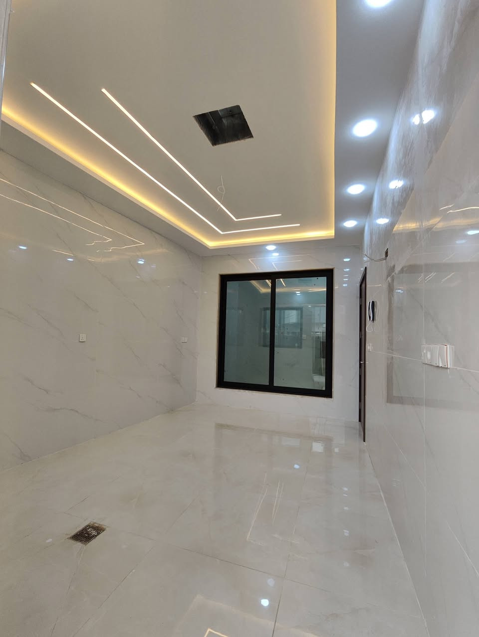 #بسعر مناسب
🔷 دار للبيع في حي #الوحدة 🔷
الموقع : حي الوحدة قرب جامع عبد الرزاق 
مساحة الدار : 188 متر واجهة 8.5 متر
#الدار بناء حديث 
سند طابو ملك صرف شرط التحويل

🏠 تفاصيل الدار : 
الطابق الاول : غرفتين نوم مع سويت وهول ومطبخ واستقبال وصحيات وكراج وحديقة
الطابق الثاني : اربعة غرف نوم  مع سويت ، هول ، وصحيات.

بناء فول مواصفات دكتات ، سبالت ، كامرات ، سقوف جبس .

السعر والتفاصيل داخل قناة التلكرام :
https://t.me/baet_alhadhara
________________________________________________

للاستفسار الاتصال بالرقم :
***********
***********
مكتب بيت الحضارة للعقار سايدين حي الوحدة قرب مول سانكو 2
