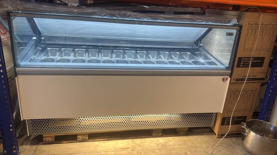 استاند بسكويت ايس كريم 
١٠ موديل 
دائما احدث الموديلات ايطالية 🇮🇹
📍العنوان : مقابل تيرمينال سليمانية 
للاستفسار يسعدنا تواصلكم معنا على  بيس الأرقام التالية
*********** 
WhatsApp: 00393899265052
