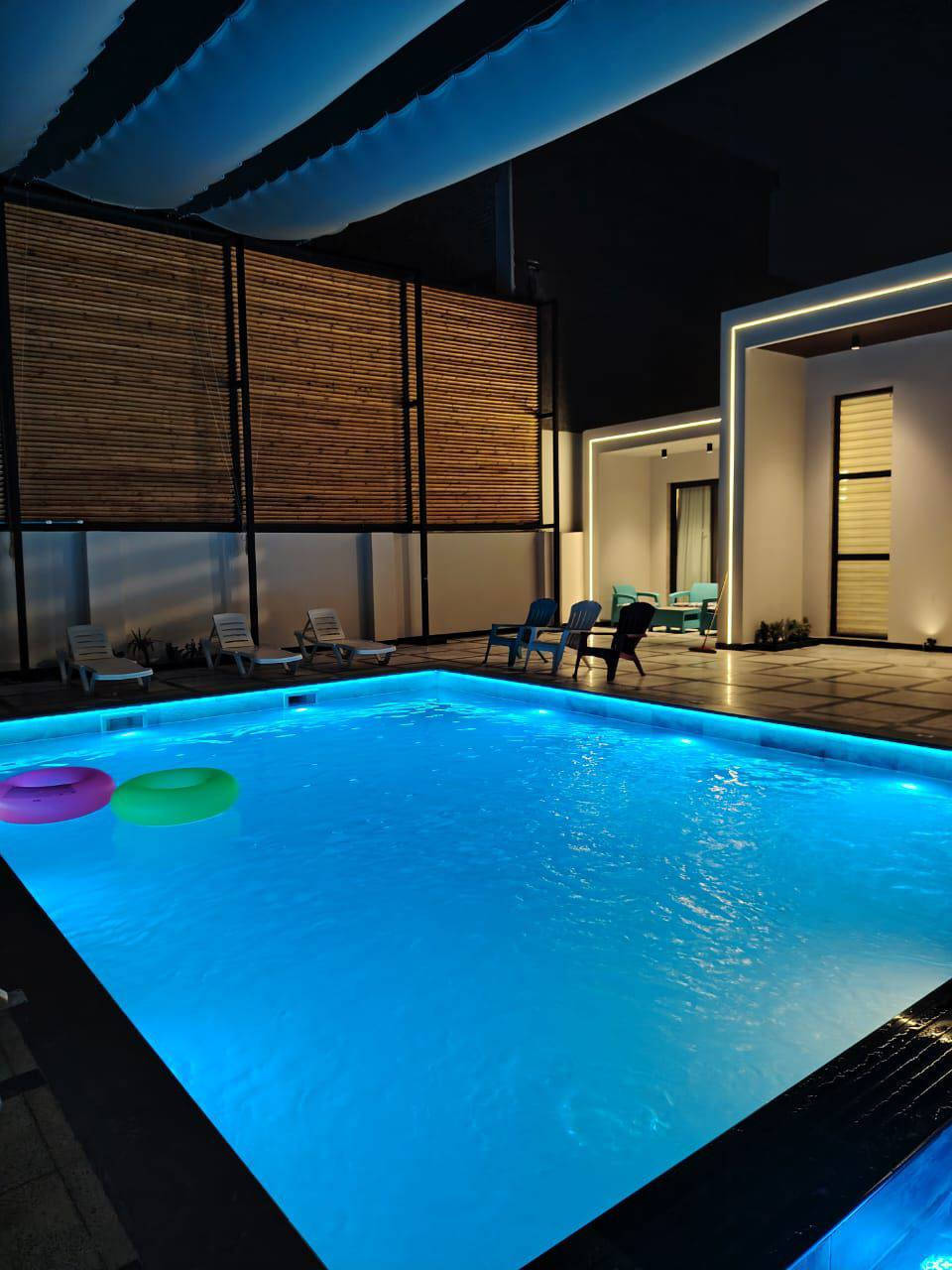 مساحة١٥٥٠
وجه ٢٠ بل نزال
غرفتين وستقبال كبير
حمام  
وحمام تركي 
مسبح ٦ في ١٢
جاكوزي و مسبح أطفال 
منضومة ماء ارو 
غرفة خاصة بلحارس 
مولدات ٢ بيرنكز زيرو
باربكيو 
جلسة خارجية زجاج
جلسة تركية
سستم صوت بلبيت وخارجي

علماً ان وارد المزرعة الإجمالي ٢١ مليون 
الصافي من ١٨ مليون لل١٩ مليون صافي 
سعر. ايجار. الشفت الصباحي ٣٠٠
سعر. ايجار. الشفت المساءئي ٤٠٠
علما المزرعة موثقة بتطبيق أجرلي
والمزرعة شغالة و لود بلحجوزات
سعر البيع 800 مليون 
للاستفسار/ ***********
