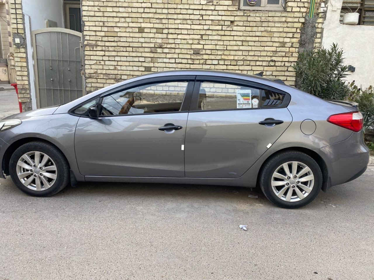 يا الله بسم الله
كيا سيراتو خليجي 
للبيع جديده ومكفوله وبسعر مناسب 
موديل 2015 
رقم بغداد انكليزي بأسمي تحويل مباشر 
محرك 1600  
كير اوتماتيك 
تحكم ستيرن.  حساس خلفي 
شاشه وكامره 
سياره جاهزه ونظيفه جدا داخل وخارج 
محرك  كير مكفول كفاله عامه لا فتح ولا تبديل 

السياره مكفوله لا ضربه ولا صبغ ولا تبديل  ولا اشخوط جديده بمعنى الكلمه 
ماشيه 104 الف حقيقي 
تخم تاير جديد صدر امامي خلفي جديد 
مكانه بغداد منطقه حي الجامعه 
معروضه بسعر 120 وبيه مجال ان شاءالله وهذا رقمي للتواصل 

***********
