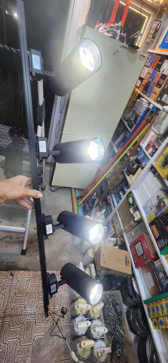 موجهات انارة للصالات والمحلات والكوفيات  جدد عدد ٨ قطع مع مساطرهن عدد٢
السعر ٥٠ الف  الي يريدهن يتواصل واتس اب 
***********
