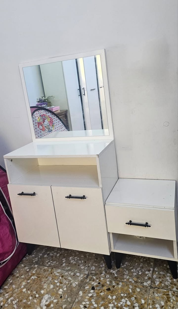 السلام عليكم غرفة تركية نضيفة جدا للبيع مع كنتور طفل بحالة جيدة السعر ٤٠٠ الف
للتواصل واتس اب ***********
