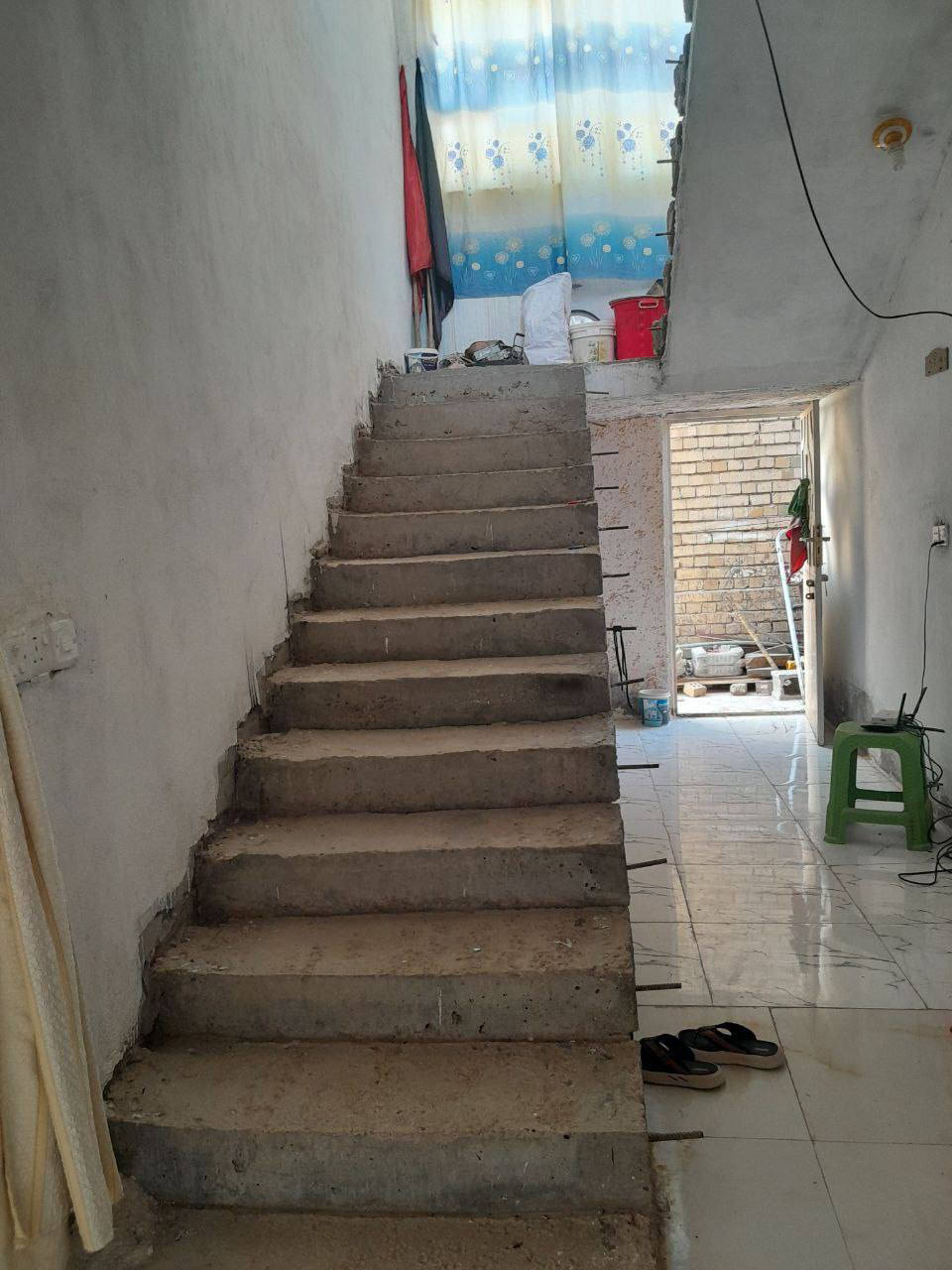 لسلام عليكم بيت للبيع منطقة الخماس مساحه: 220
متكون من استقبال طول ٧ ونص 
وغرفتين نوم ٥ب٤
ومطبخ ٥ب٤
وصاله 
الرقم: ***********
